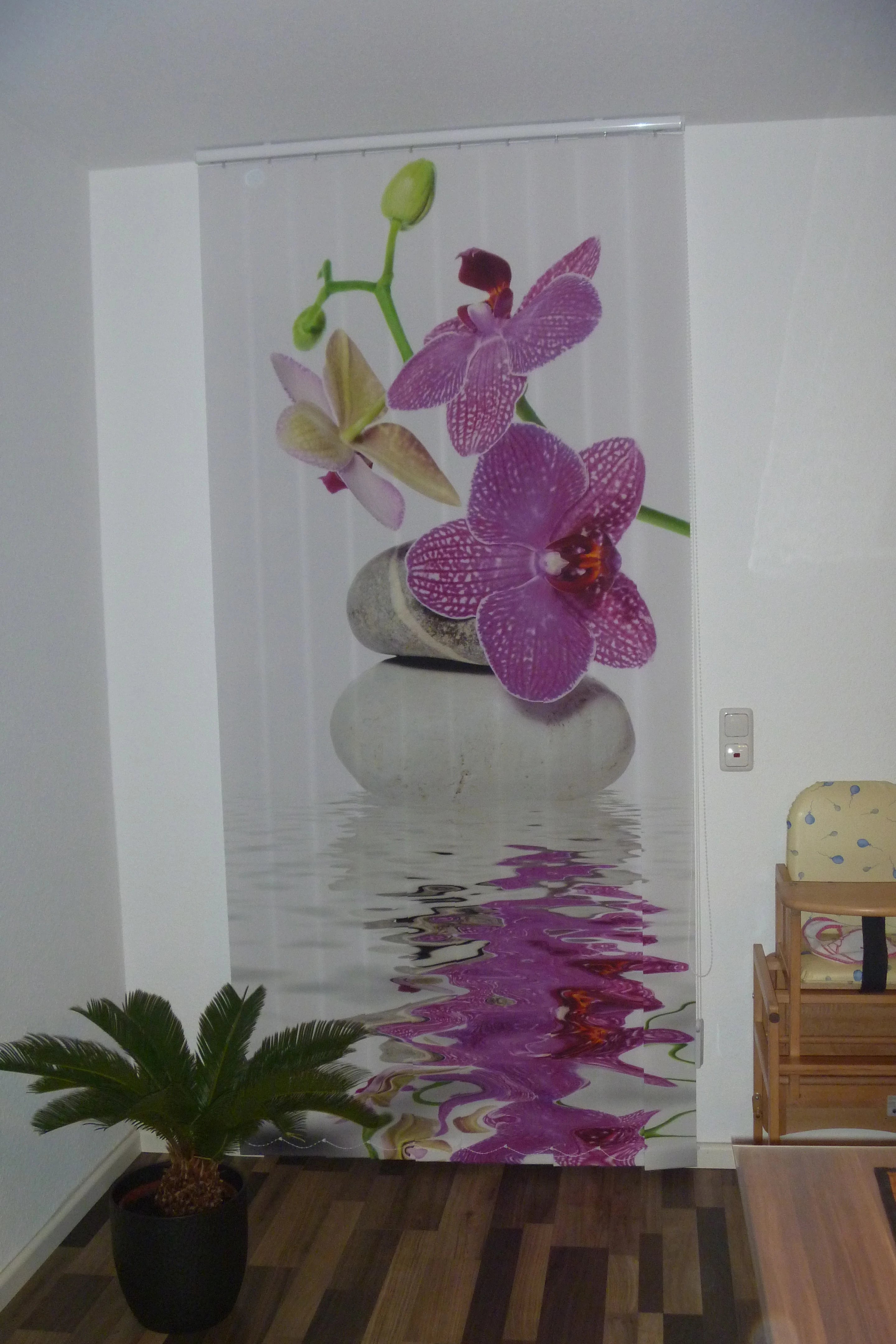 Esoterisch bedruckter Lamellenvorhang mit Orchideen in der Küche am Fenster