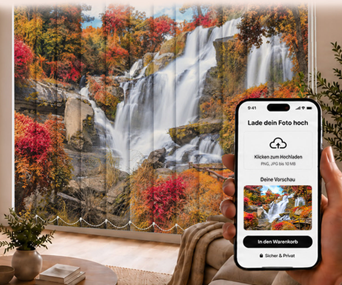 Lamellenvorhang mit individuellem Herbst-Motiv und Wasserfall im Wohnzimmer – lade dein eigenes Foto hoch und gestalte deinen Lamellenvorhang nach Maß bei La-Melle