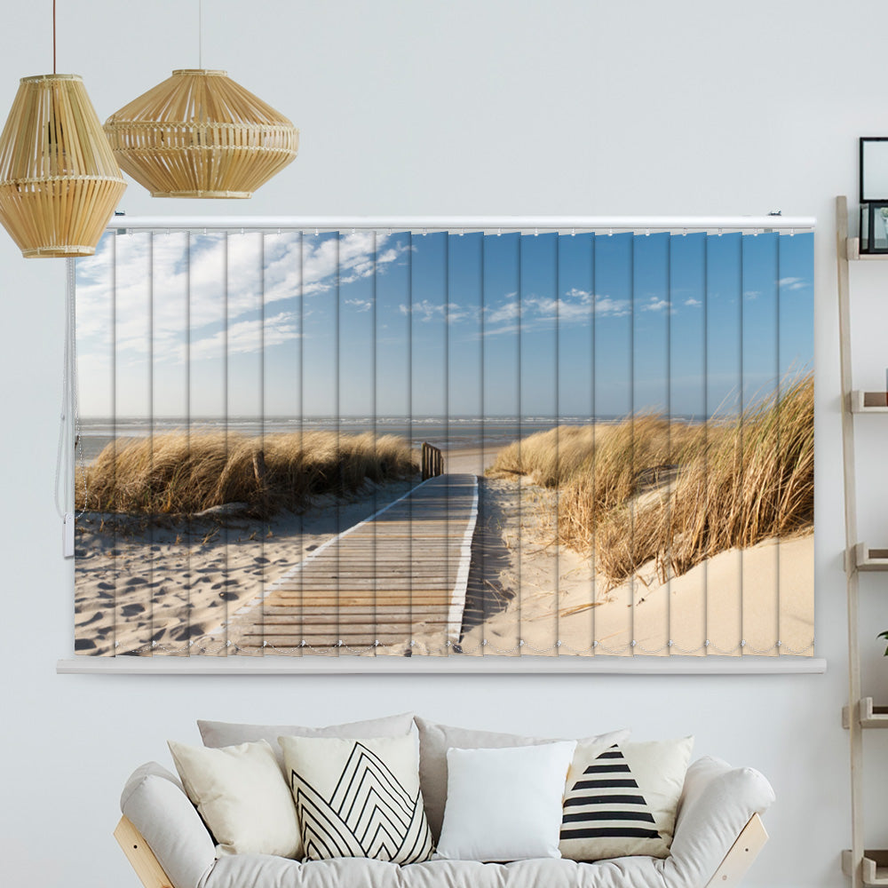 Lamellenvorhang über der Couch bedruckt mit einem Motiv von Langeroog mit Düne und Strand