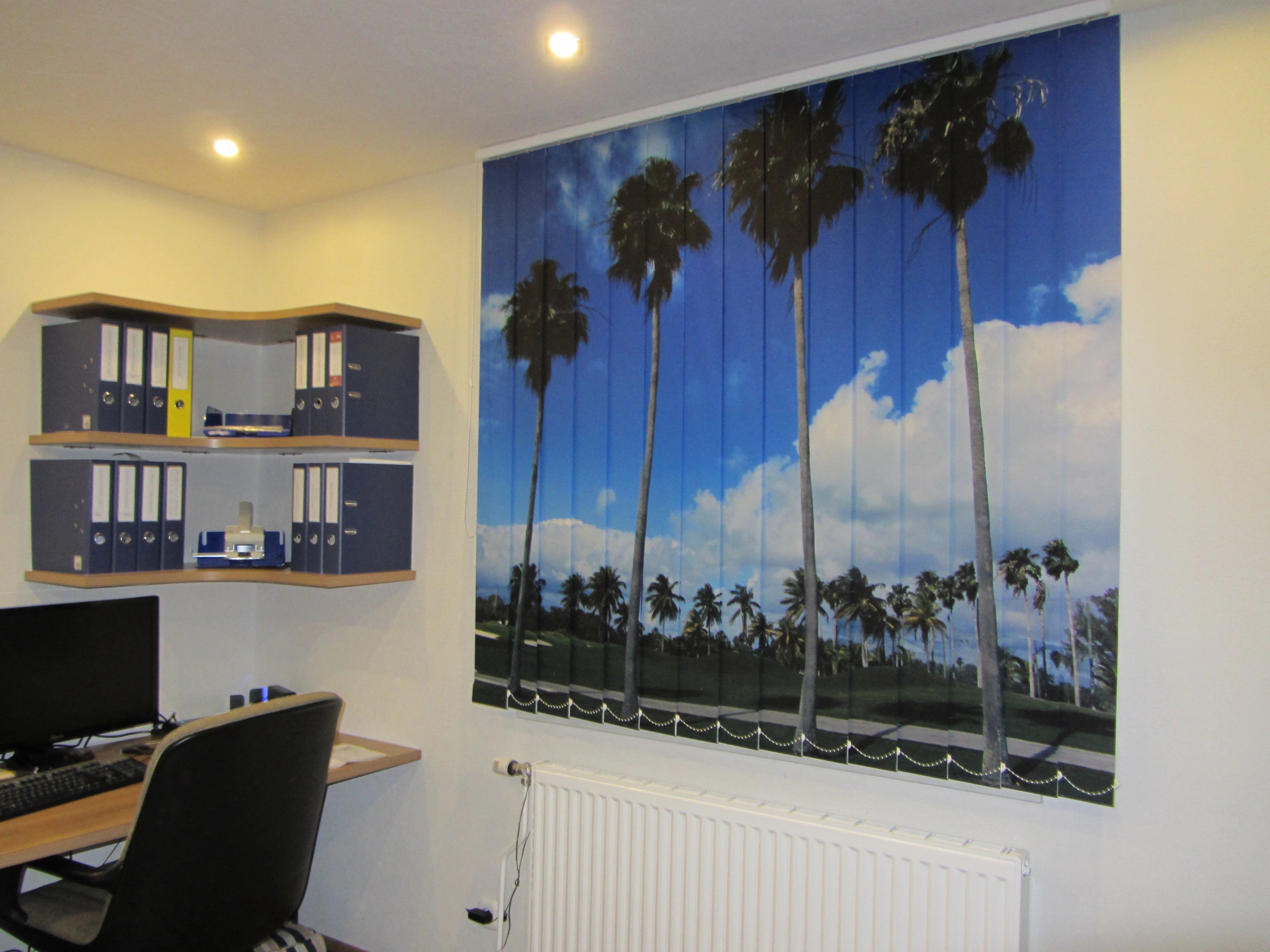 mit Palmen bedruckter Lamellenvorhang im Büro