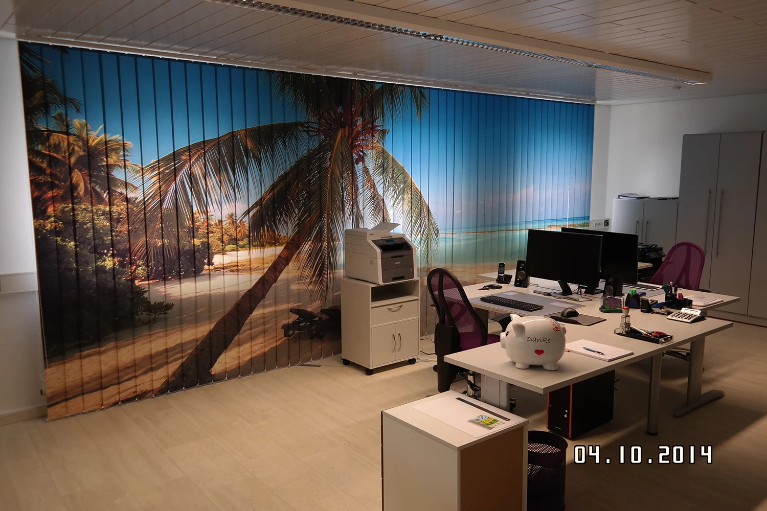 Palmenstrand am Meer für große Fensterfront im Büro auf einem Lamellenvorhang gedruckt 
