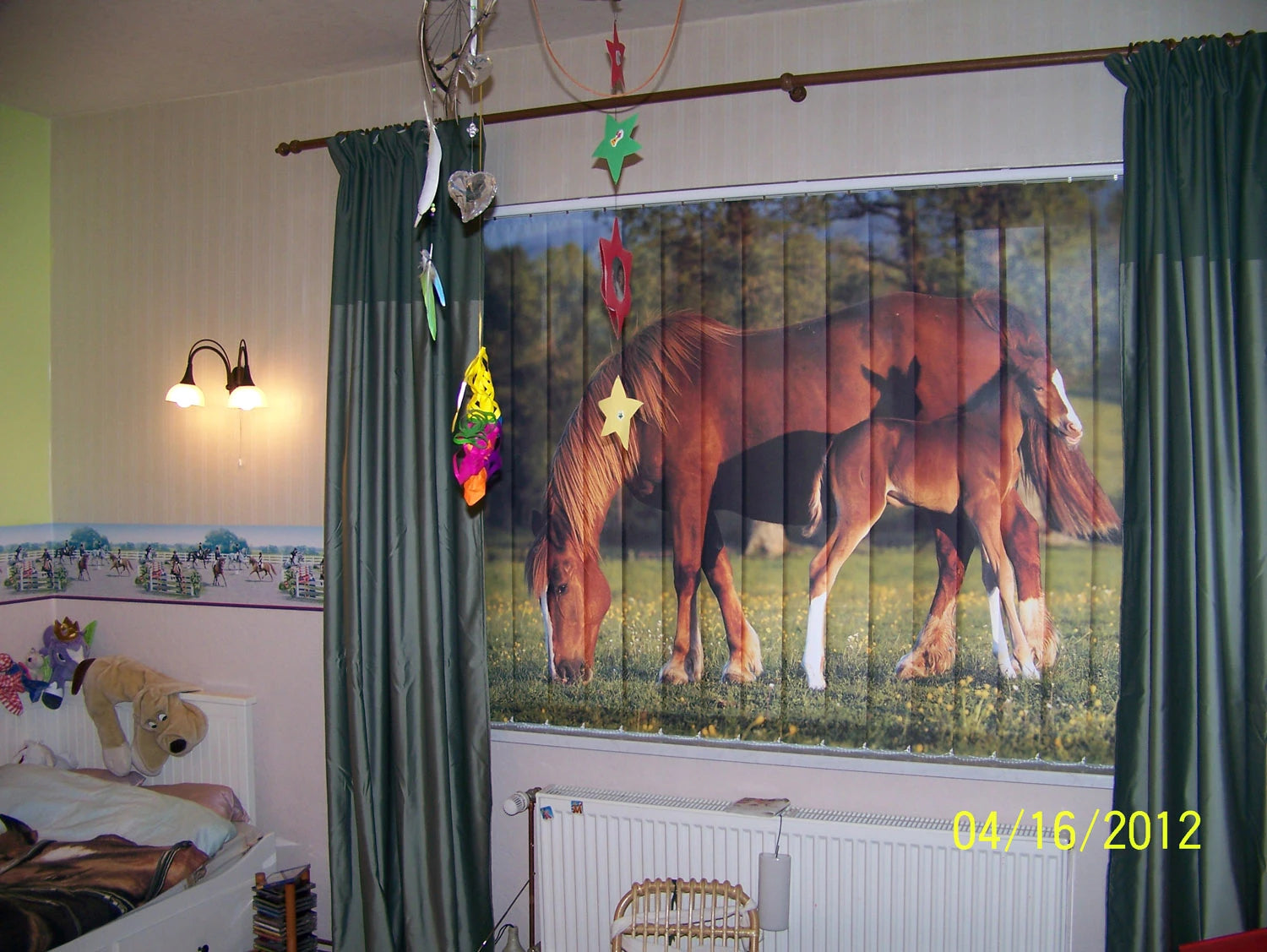 Lamellenvorhang mit Pferd und Fohlen bedruckt im Kinderzimmer für ein kleines Pferdemädchen