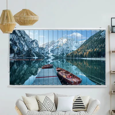 Lamellenvorhang Motiv Steg mit Booten im Gebirgssee