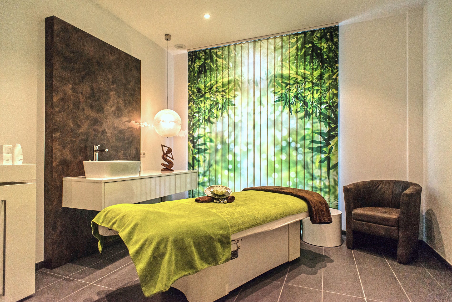 Lamellenvorhang in Kosmetikstudio mit Bambusblättern bedruckt