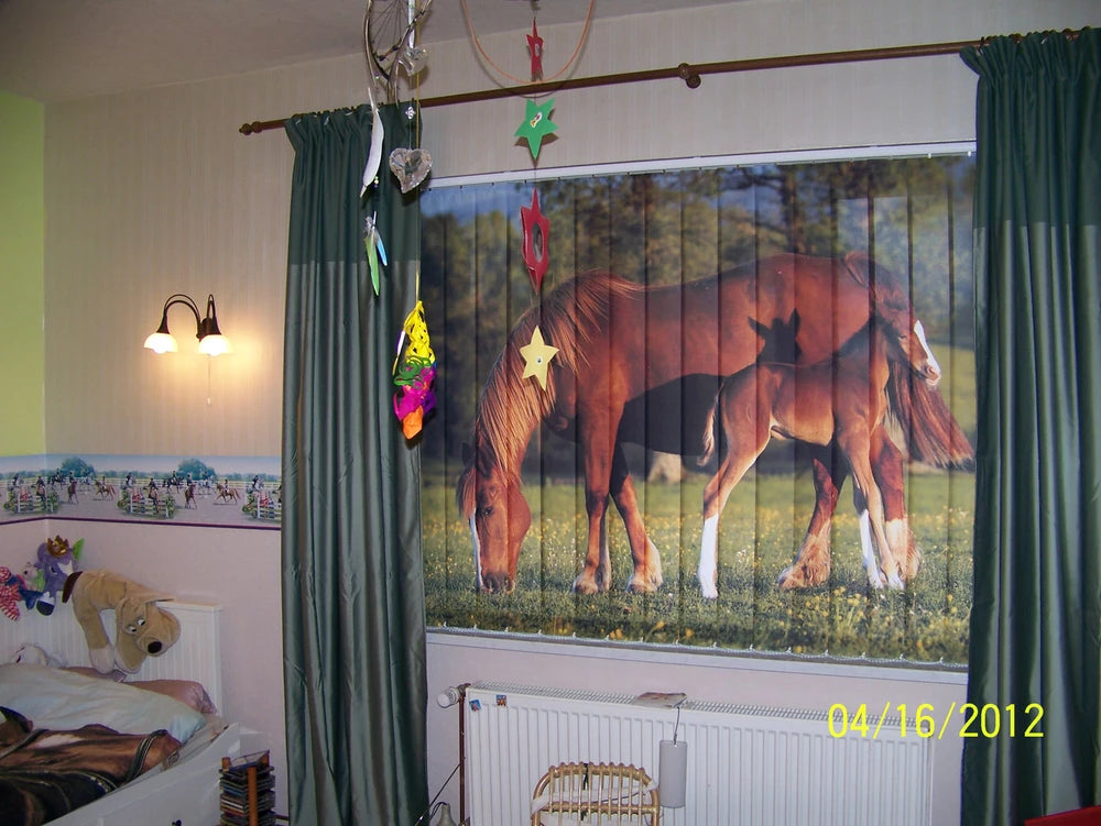 Lamellenvorhang bedruckt mit Pferdemotiv in einem Kinderzimmer