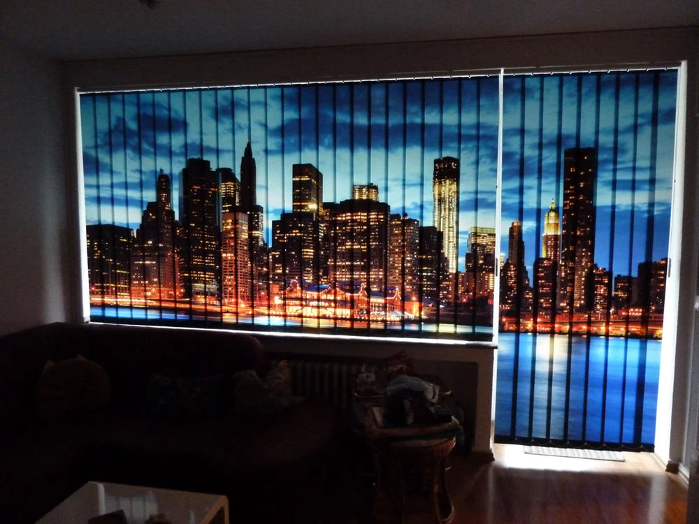 Lamellenvorhang mit Skyline in einem Wohnzimmer mit Fenster und Balkontür