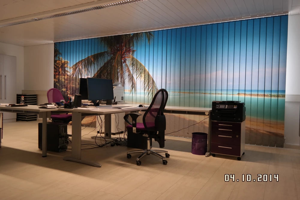 Breiter Lamellenvorhang mit Strandmotiv in einem Büro