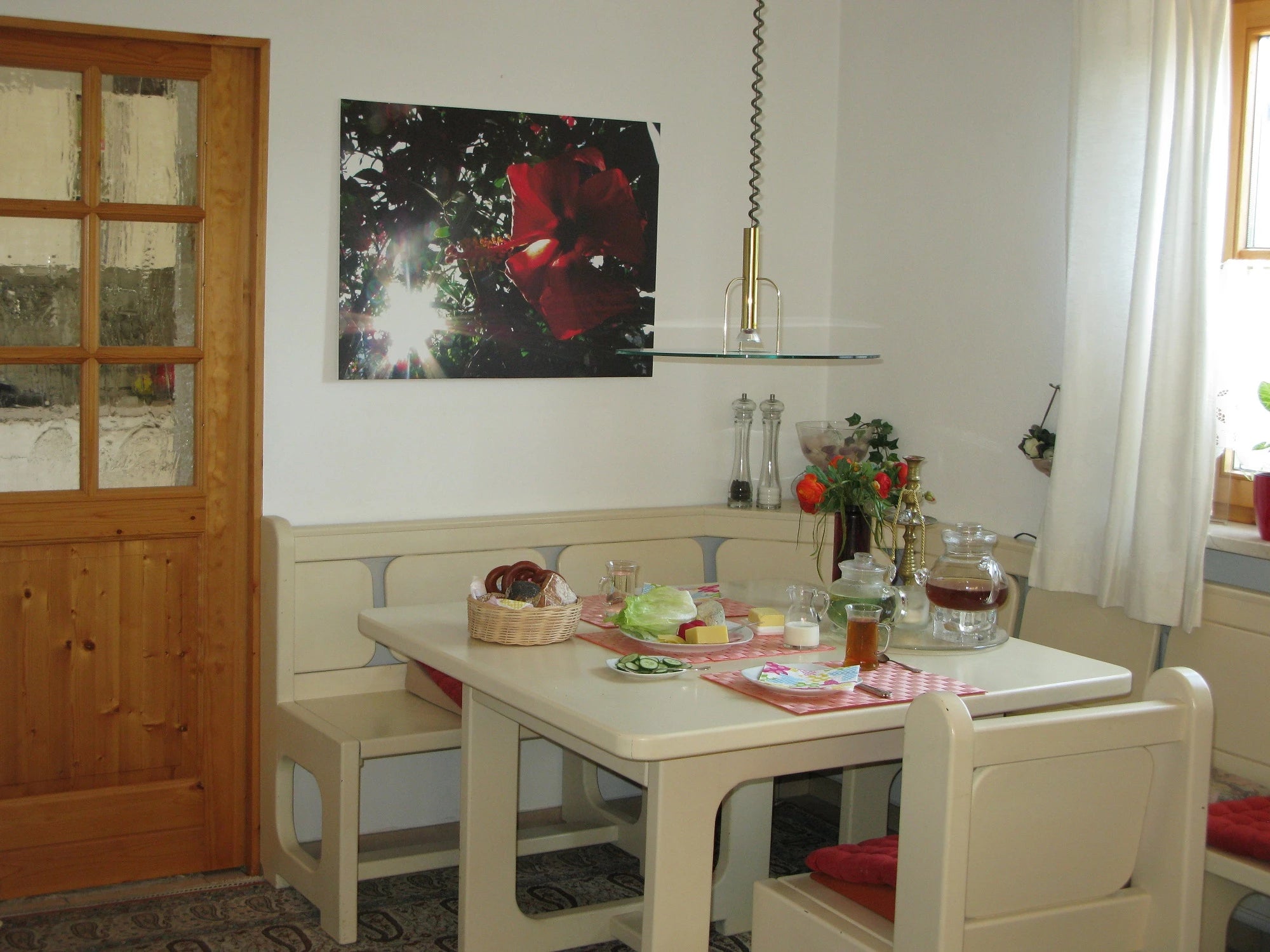 mit Lieblingsbild bedruckte Leinwand ohne Rahmen auf Maß gefertigt für die Wand in der Küche am gedeckten Frühstückstisch