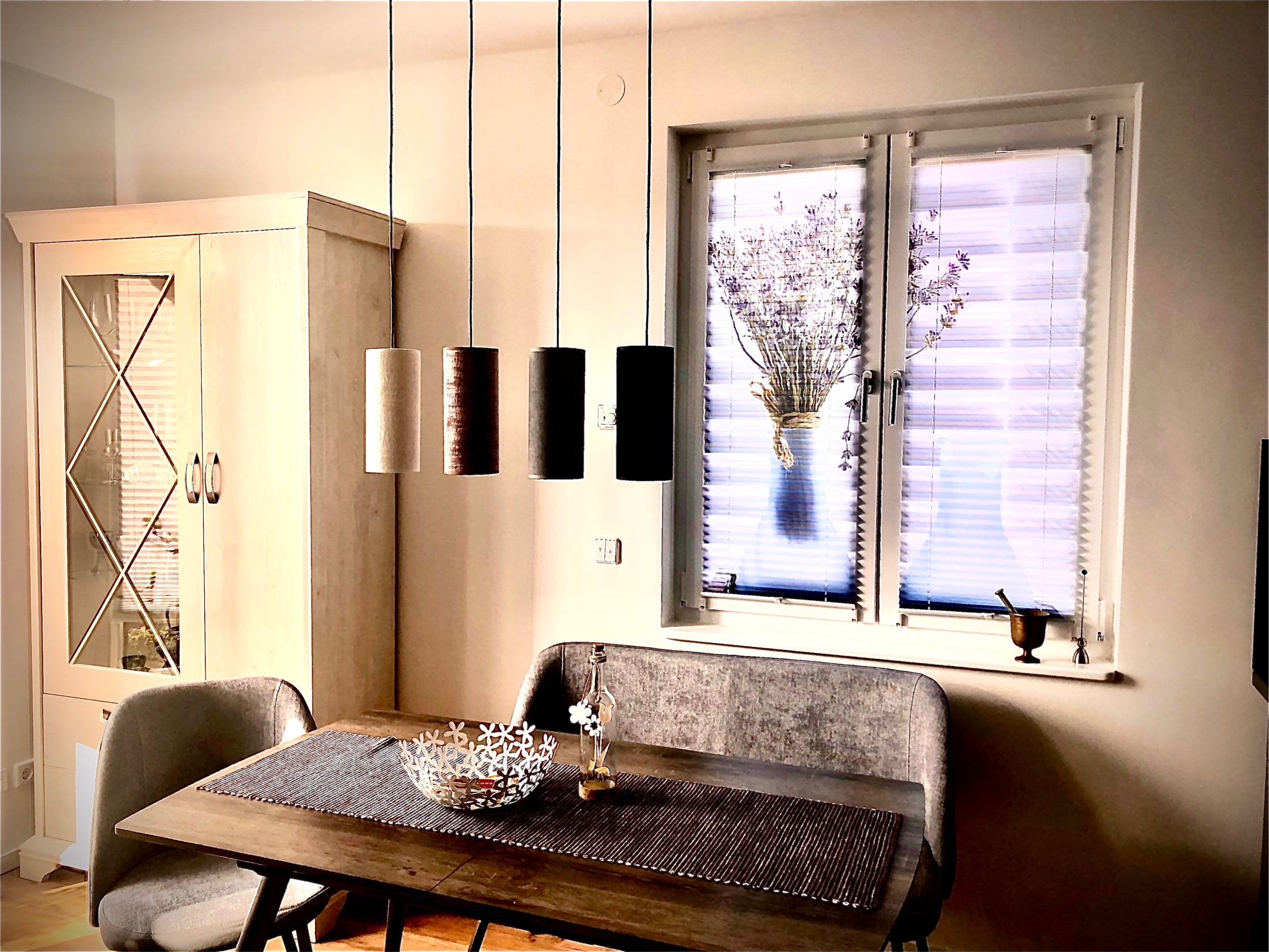 Foto-Plissee bedruckt mit Lavendelstrauß in der Küche am Fenster mit Tageslicht von vorn beleuchtet 