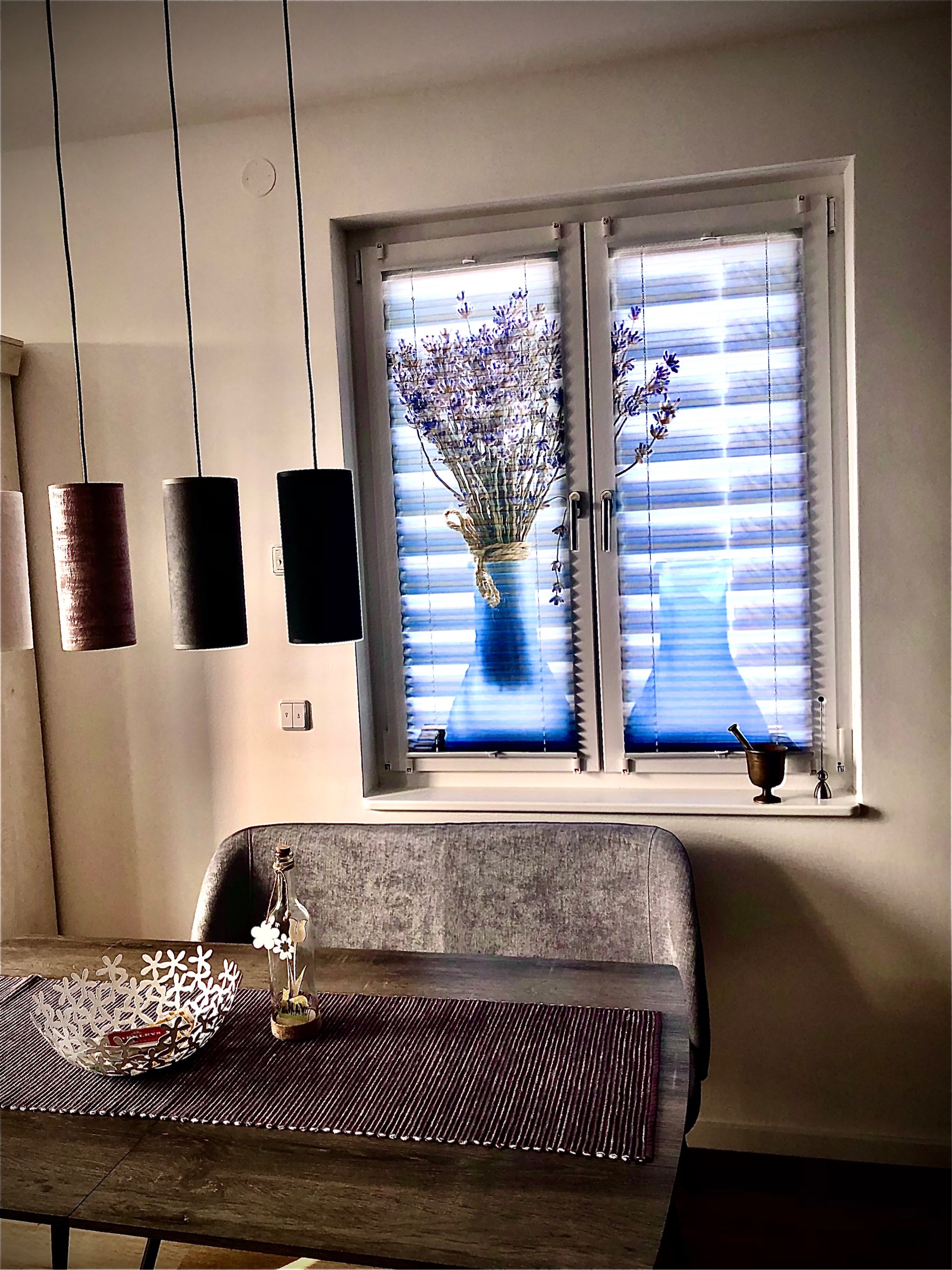Foto-Plissee zweiteilig bedruckt mit Lavendelstrauß in der Küche am Fenster mit Tageslicht von vorn beleuchtet 