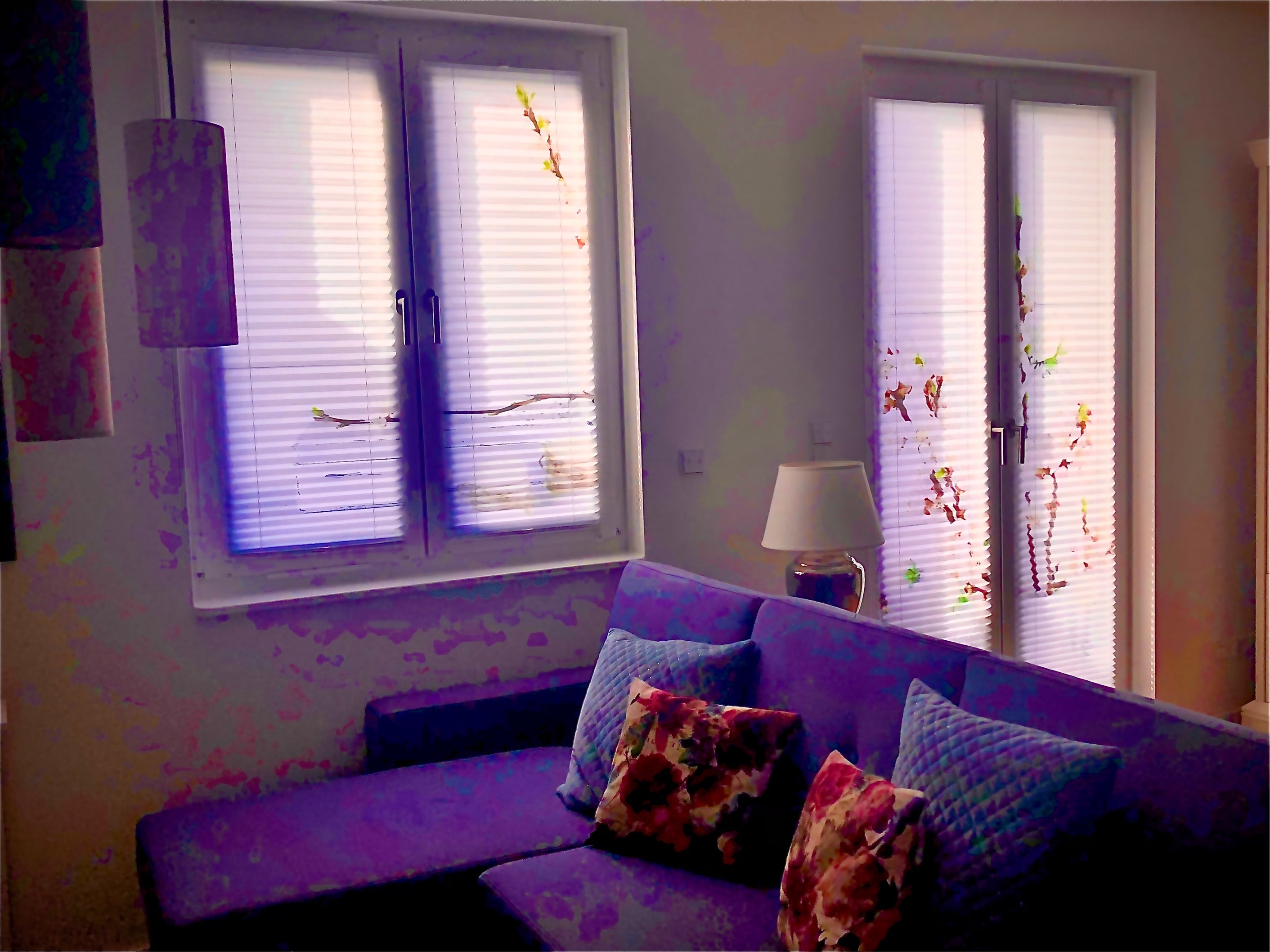 Foto-Plissee im Wohnzimmer vierteiliges Motiv gedruckt für kleine Fenster und für Balkonfenster je zweiteilig ein gesamtes Motiv ergebend