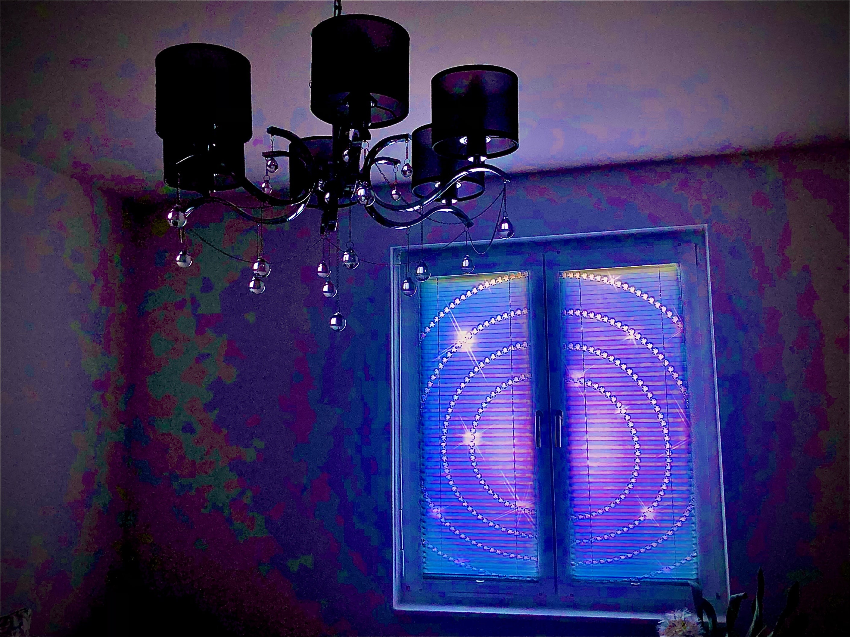 toller Leuchteffekt vom Foto-Plissee bedruckt mit Klemmträgern auf dem Fenster befestigt und hinterleuchtet von hinten