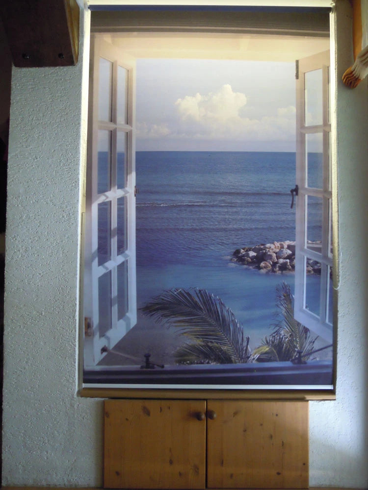 Fotorollo an der Wand befestigt und bedruckt mit Foto verdeckt den Fernseher im Wohnzimmer wenn dieser nicht benutzt wird und 