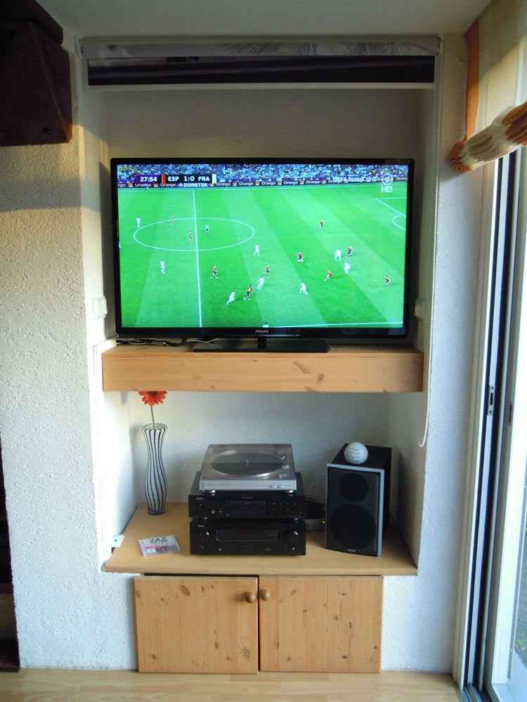 Der Fernseher im Wohnzimmer soll mit einem individuell bedruckten Rollo mit Foto gestaltet werden und den Fernseher abdecken