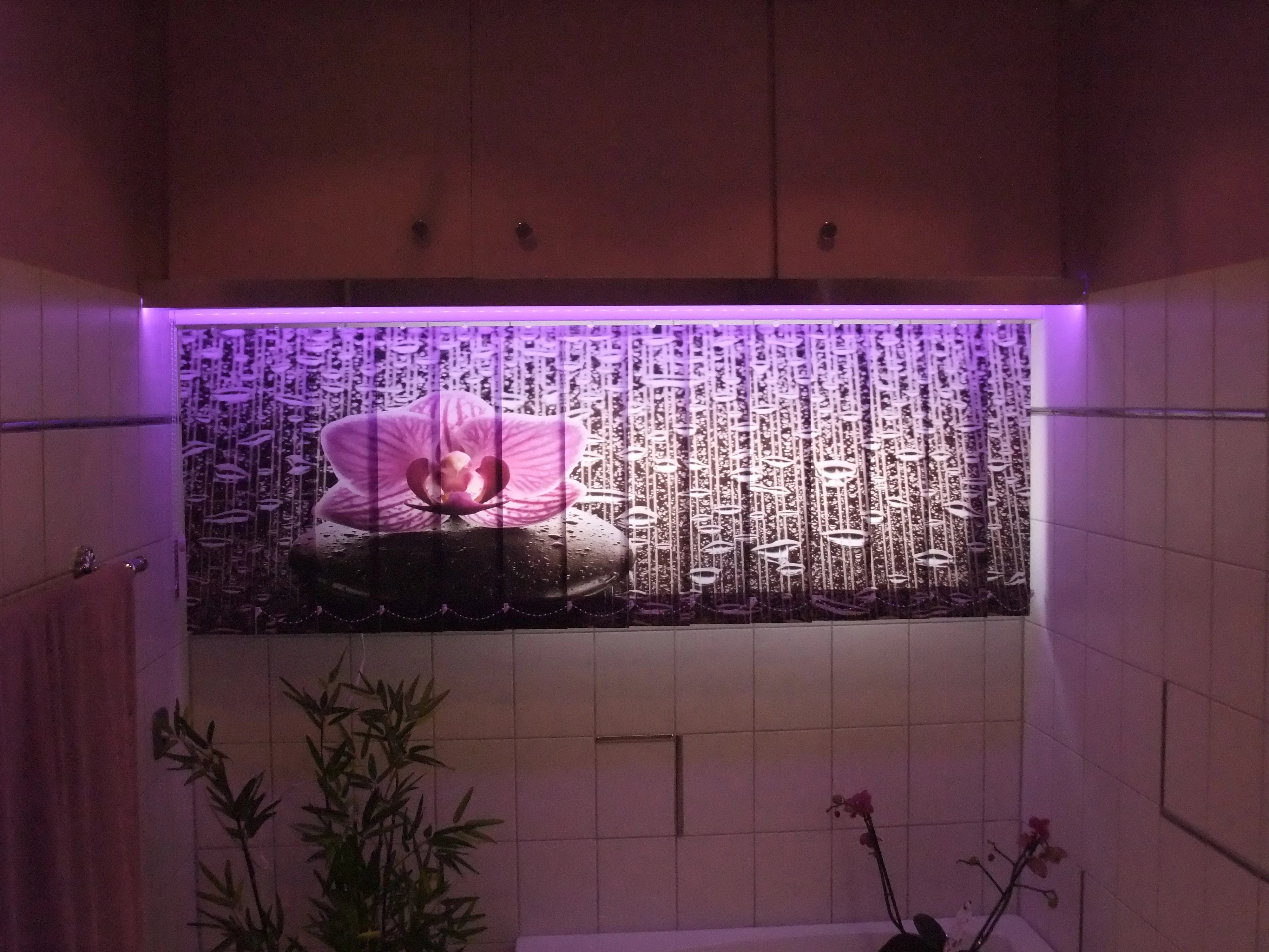 Ein Badezimmer mit bedruckter Foto-Lamellenanlage mit einem Bild einer Orchidee auf maß produziert 