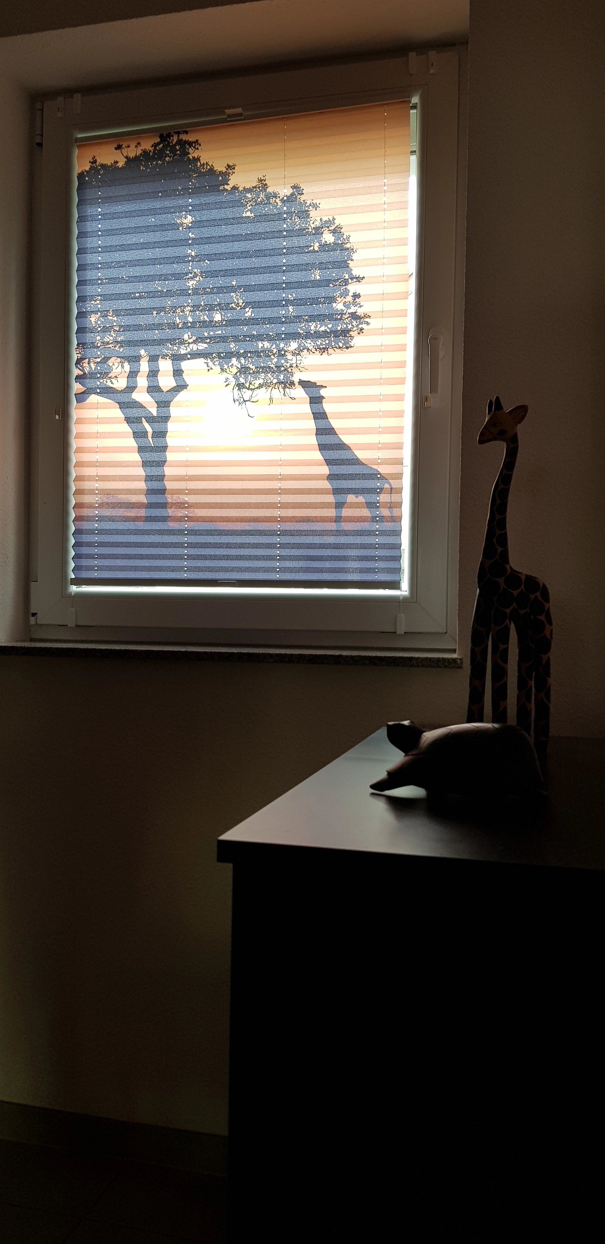 Foto-Plissee bedruckt afrikanisch Giraffe am Fenster geschlossen 