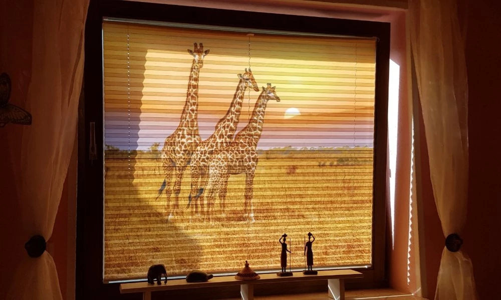 drei Giraffen in der Savanne in Afrika bei Sonnenuntergang gedruckt als Bild auf einem Foto-Plissee