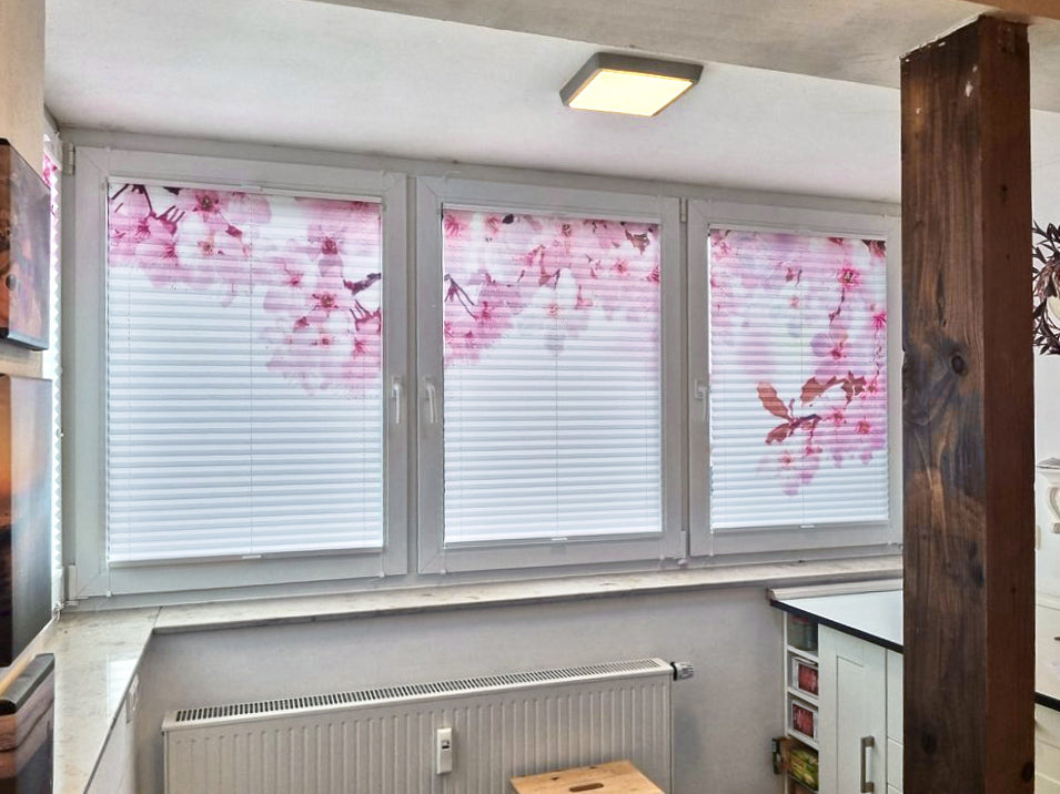 3 Plissees an 3 Fenstern in der Küche mit Kirschblüten Motiv bedruckt