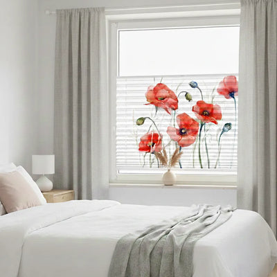 Mohnblumen auf einem Plissee im Schlafzimmer