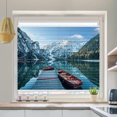 Plissee Motiv Steg mit Booten im Gebirgssee