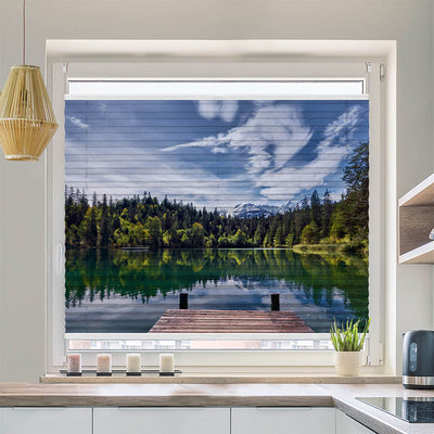 Plissee Motiv Bergsee im Wald