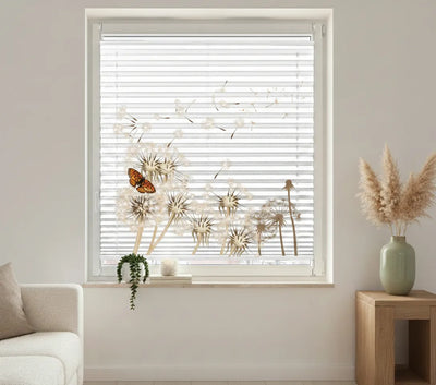 Schmetterling mit Pusteblumen auf einem Plissee im Wohnzimmer