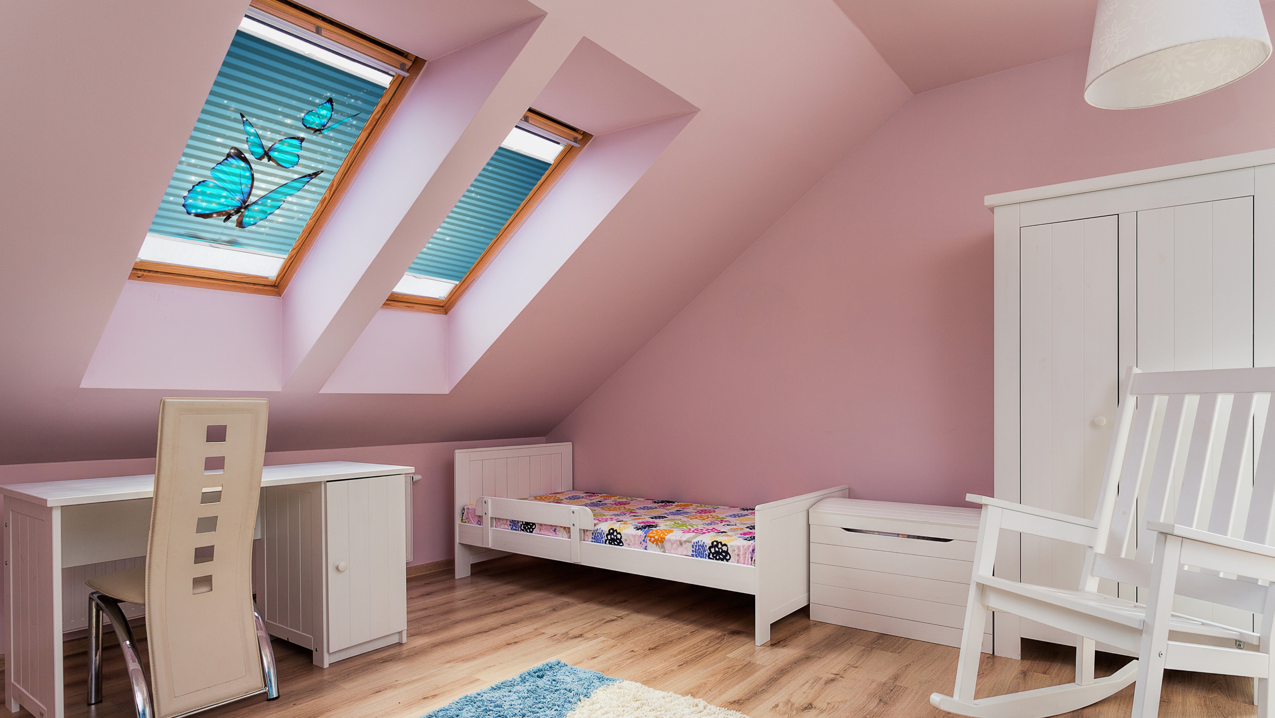Kinderzimmer mit 2 Dachfenstern und Plissees mit Schmetterlingen bedruckt