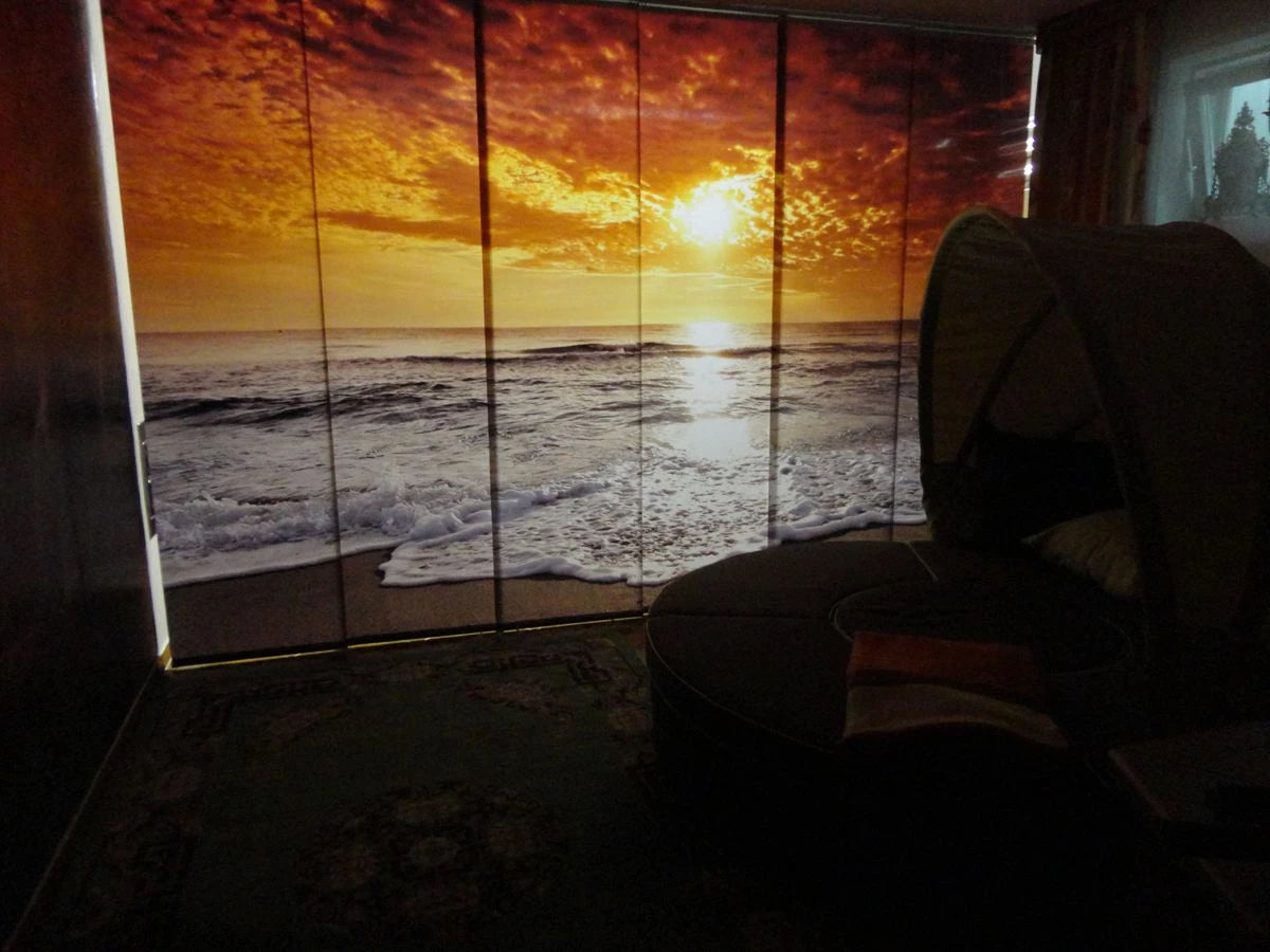 Schiebevorhang als Raumteiler mit Sonnenuntergang am Meer bedruckt Rückseite Ruhezone