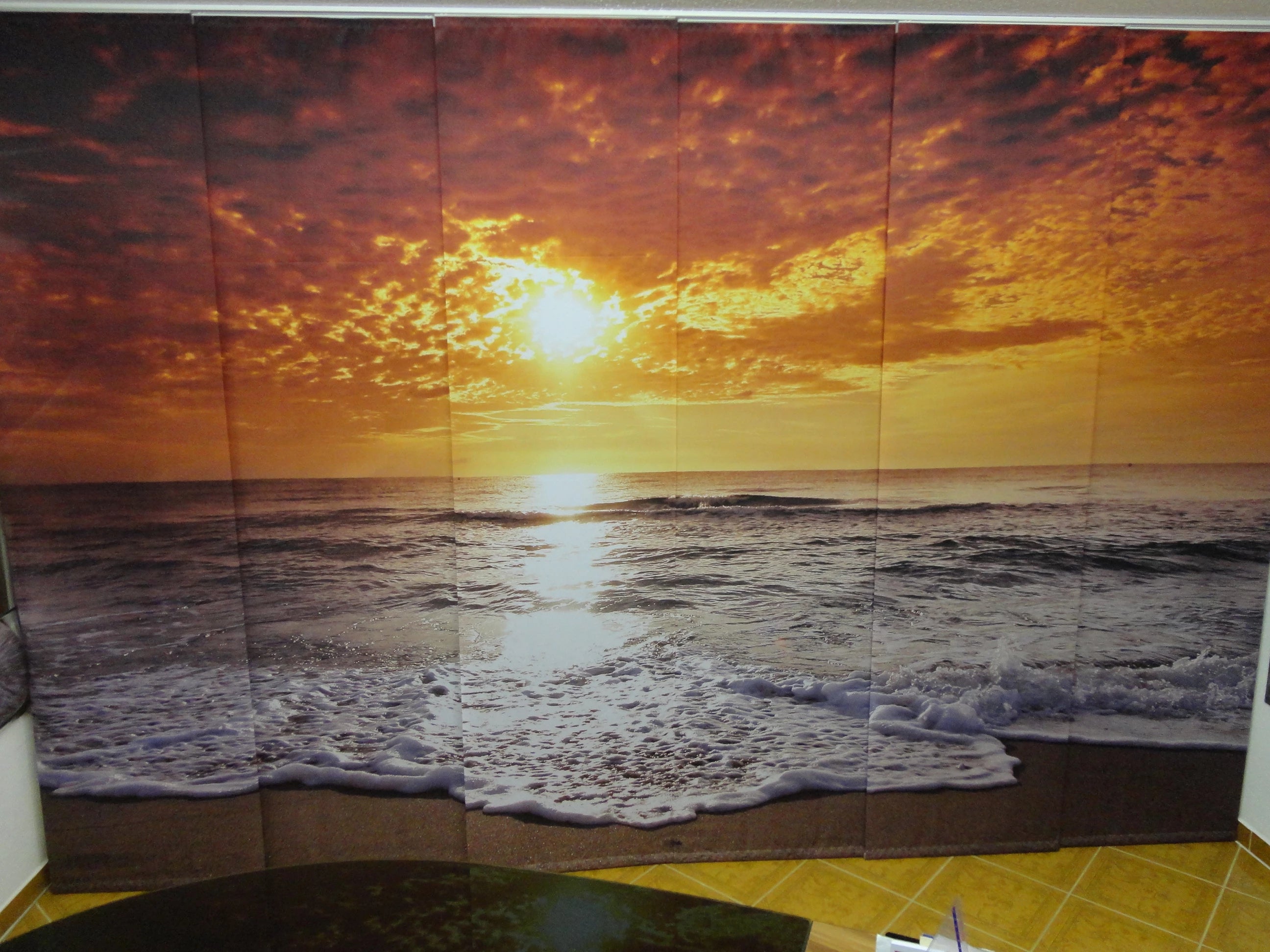 Schiebevorhang als Raumteiler mit Sonnenuntergang am Meer bedruckt Vorderseite im Büro andere Perspektive