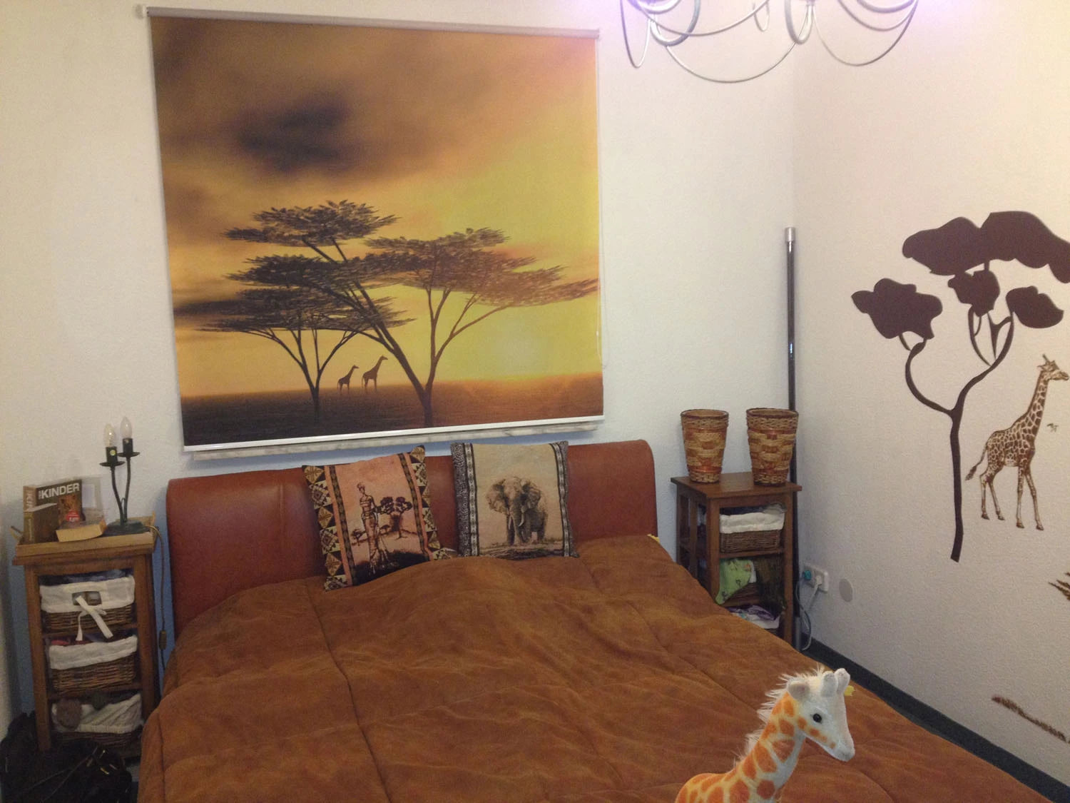 Motiv Afrika Giraffen als Foto-Rollo im afrikanischen Stil eingerichtetes Schlafzimmer