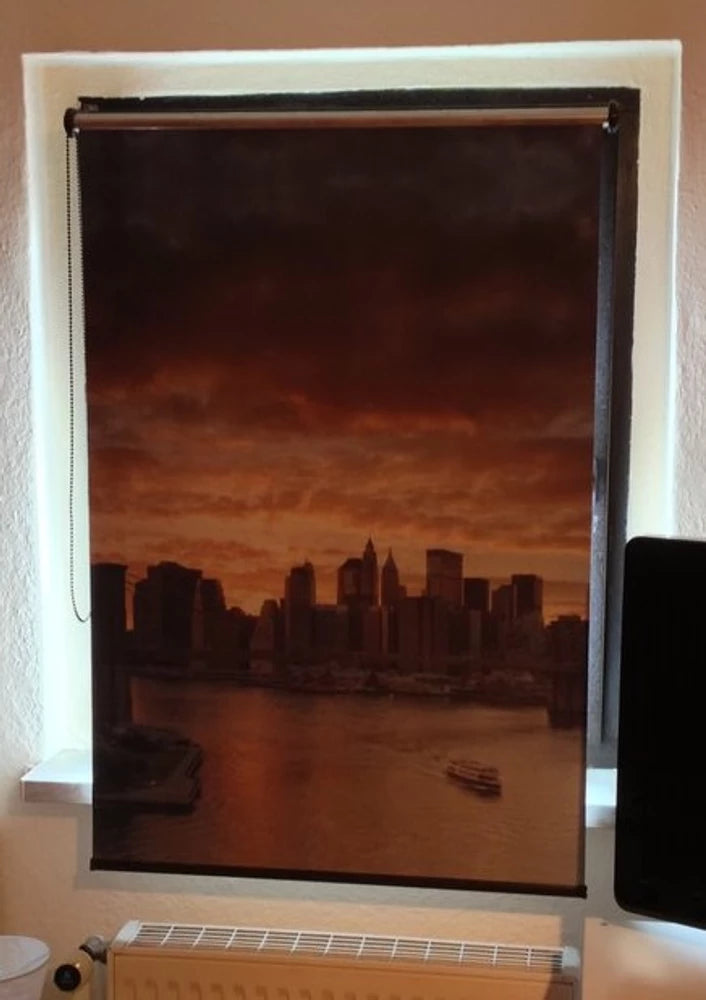 Motiv von einem beeindrucktenden Sonnenuntergang über der Skyline von New York auf einem Foto-Rollo mit Digitaldruck bedruckt