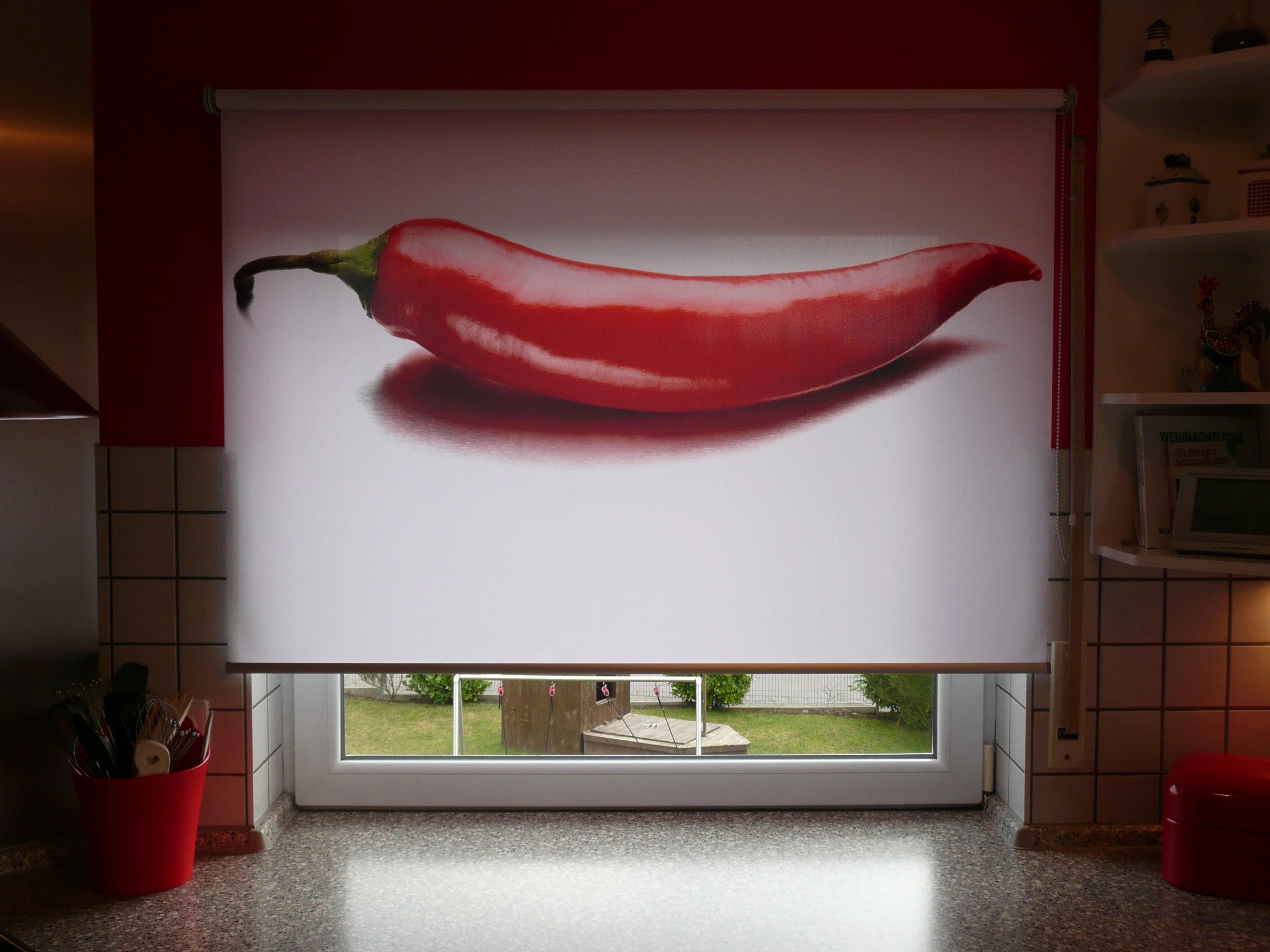 Fotorollo mit besonders scharfen Motiv bedruckt Chilli in der Küche am Fenster