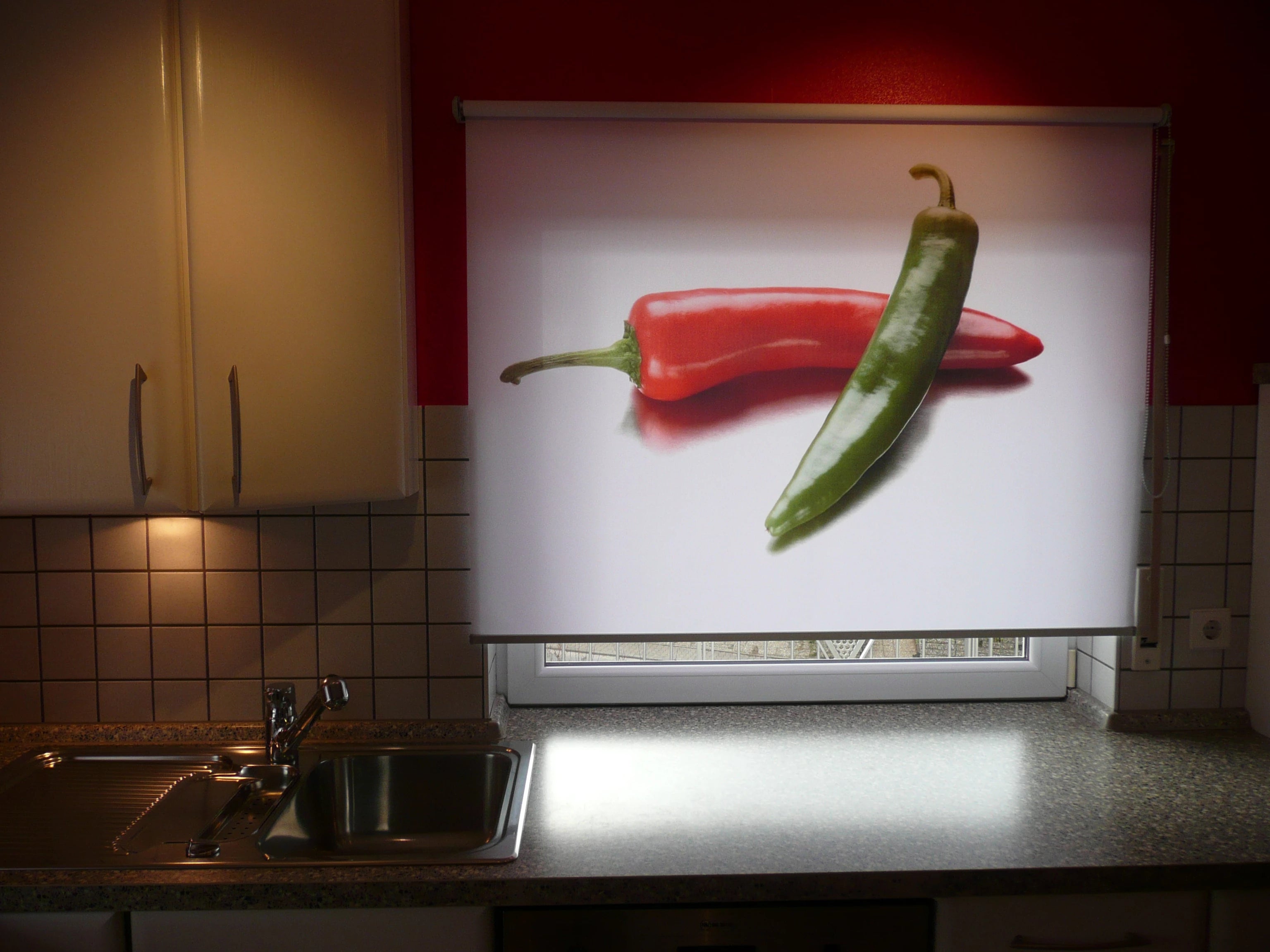 Fotorollo mit besonders scharfen Motiv bedruckt Chilli in der Küche am Fenster
