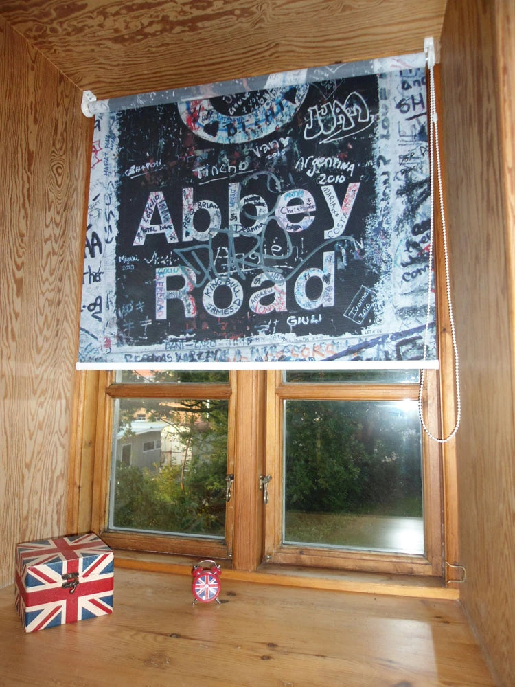 Fotorollo im Fenster einer Dachgaube bedruckt mit Motiv von der Abbey Road 