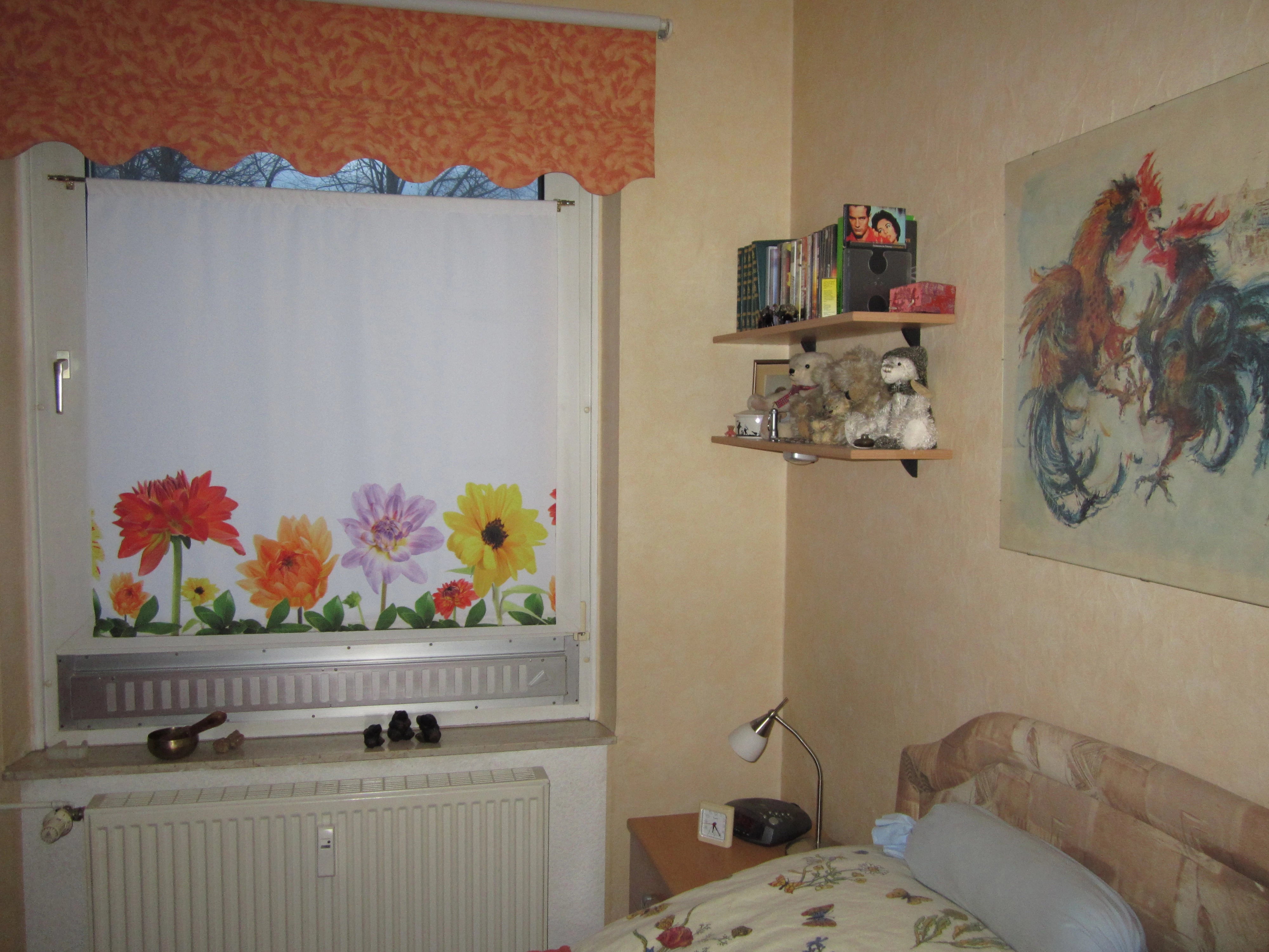 Foto-Gardine mit Blumen bedruckt am Schlafzimmerfenster