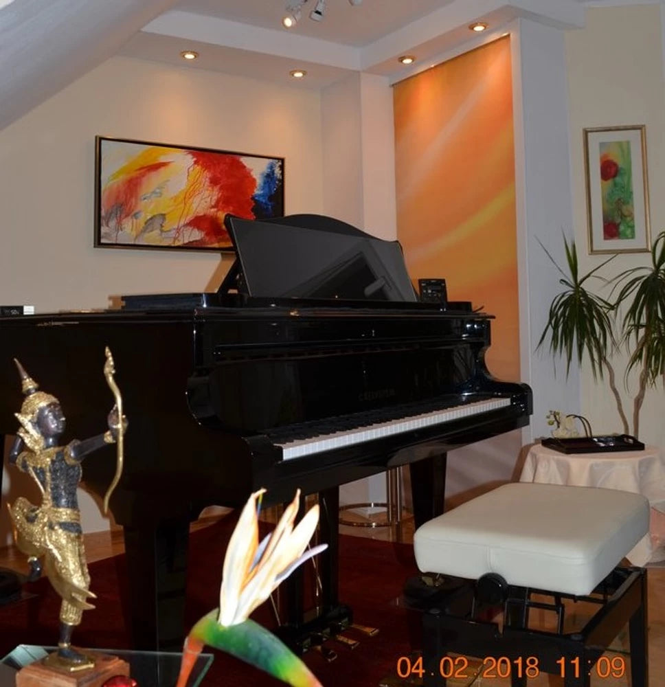 Musikzimmer mit Klavier mit schallabsorbierenden Foto-Schiebevorhang bedruckt mit Herbstmotiv am Fenster um die Raumakustik zu verbessern 