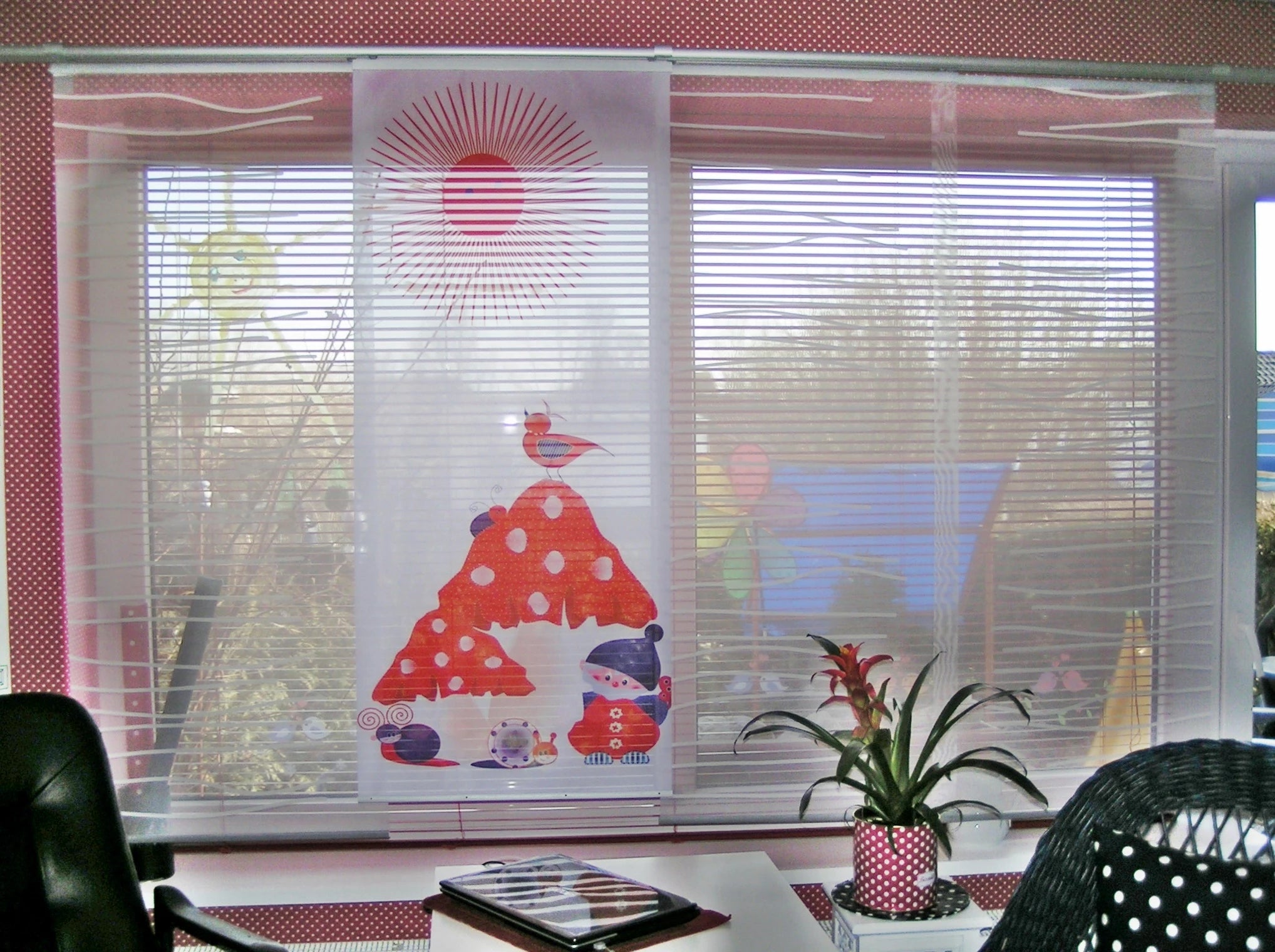 Bedruckte Paneele Schiebevorhang bedruckt mit kindlichem Weihnachtsmotiv am Fenster kombiniert mit transparenten Schiebevorhangpaneele
