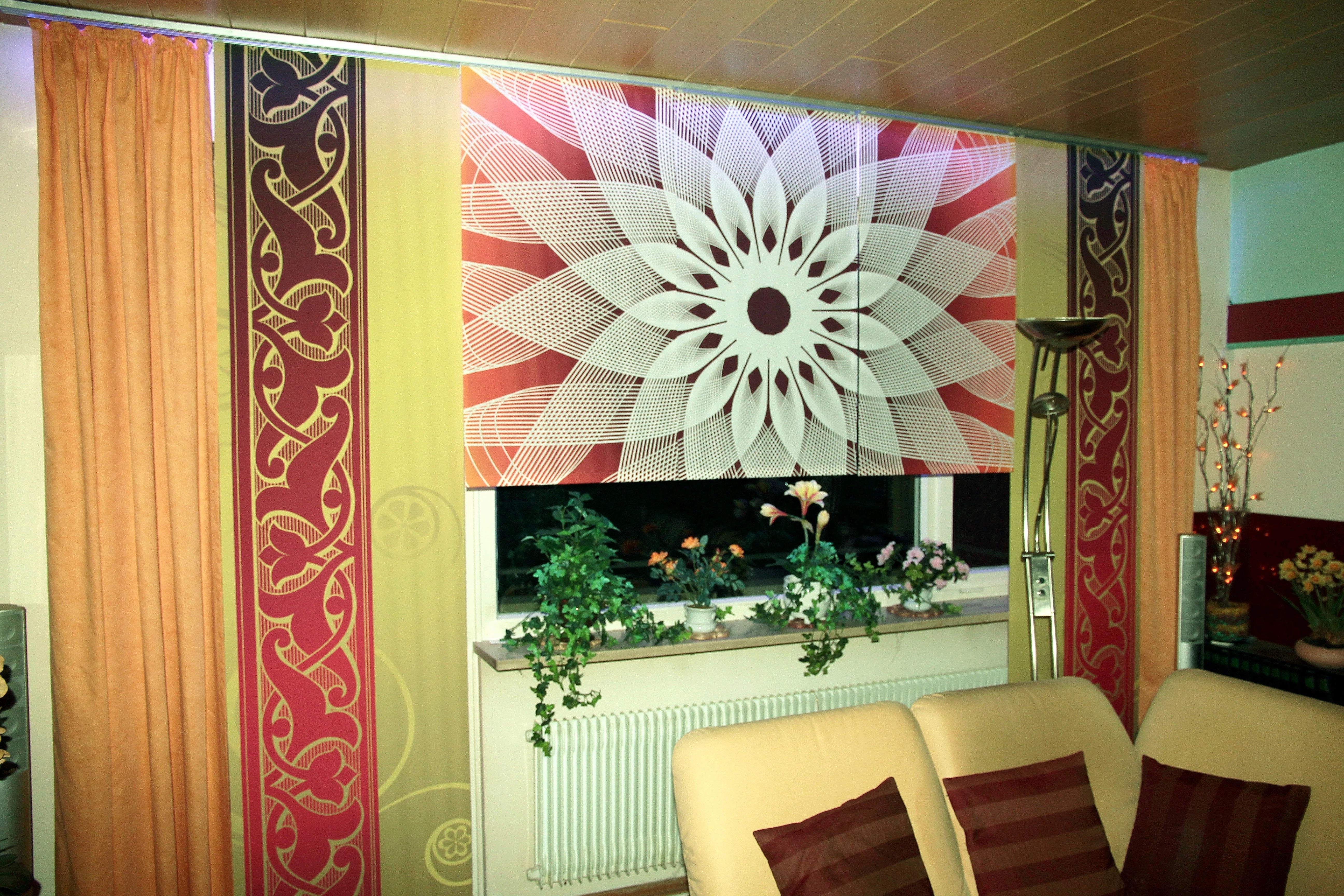 Foto-Schiebegardine mit Motiv grafisch bedruckt mit Mandala im Wohnzimmer am Fenster