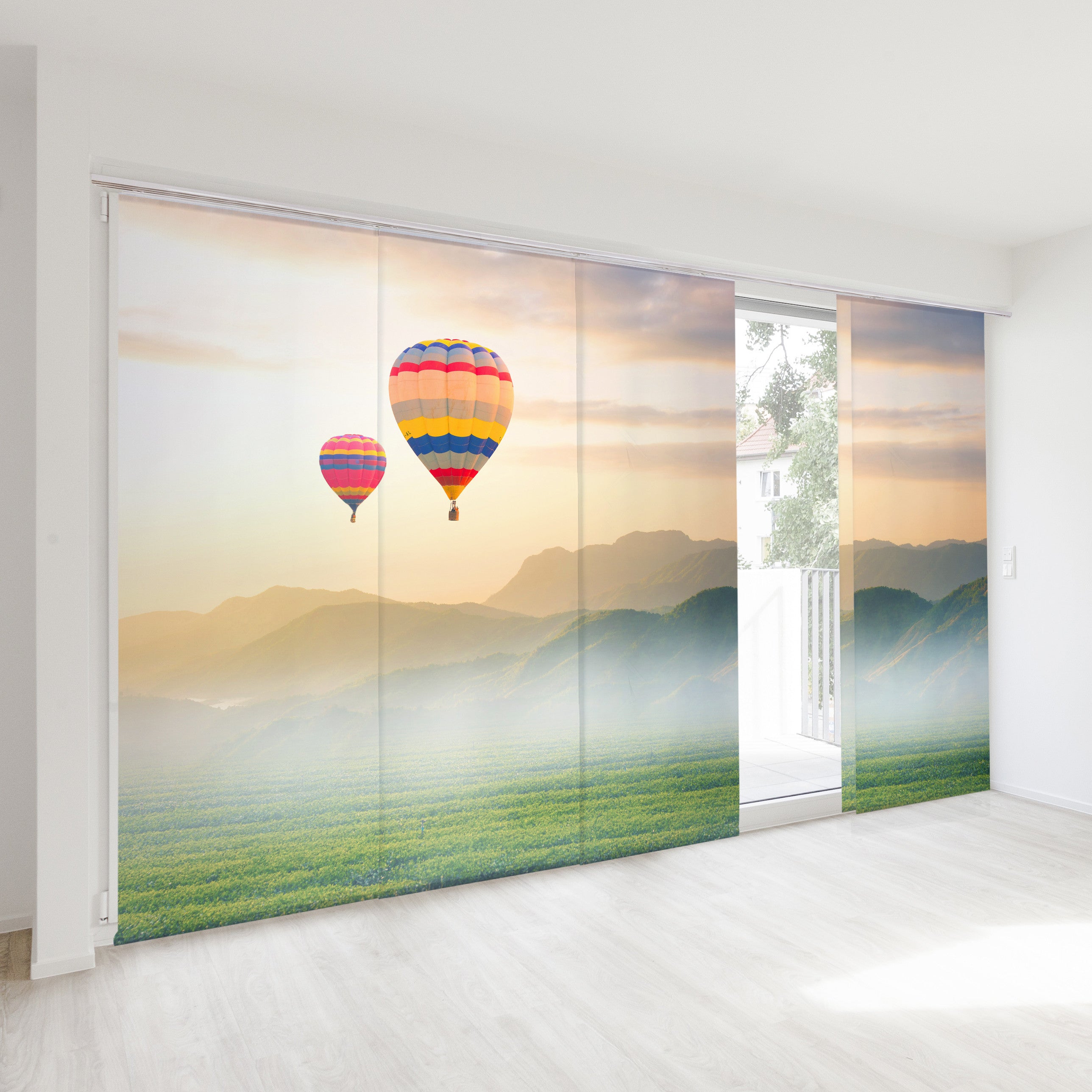 4-teilige Schiebegardine bedeckt eine große Fensterfront. Auf der Schiebegardine ist eine Landschaft mit zwei Heissluftballons gedruckt