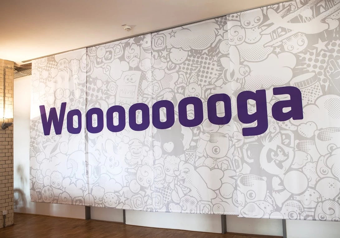 mit Firmenlogo bedruckte Schiebegardine in den Geschäftsräumen des Spieleherstellers Wooga