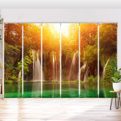 Schiebegardine Motiv Waldsee Wasserfall Sonnenlicht