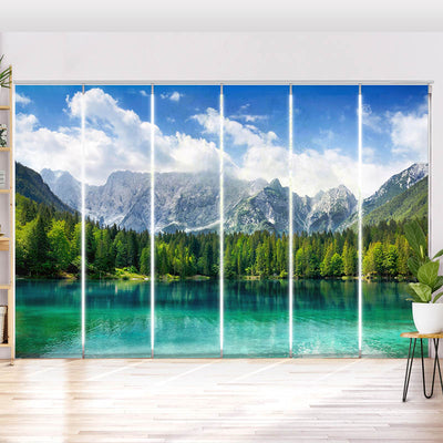 Schiebegardine Motiv See mit Wald und Bergen