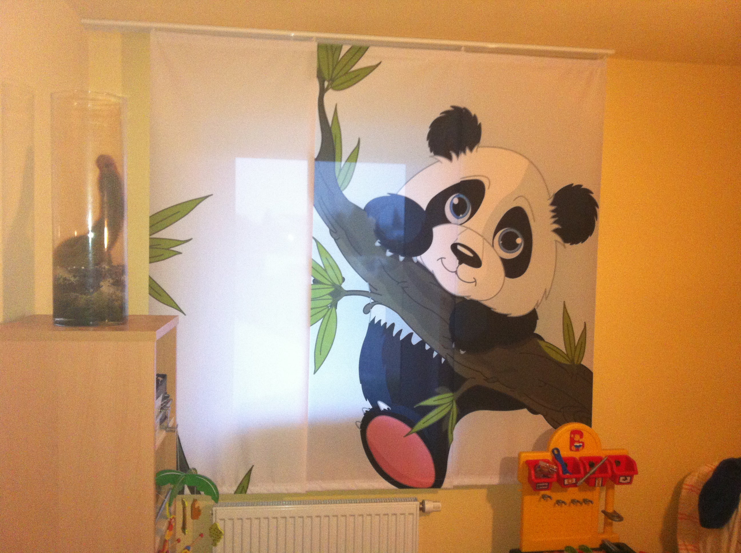 Schiebegardinen mit Pandamotiv am Fenster im Kinderzimmer