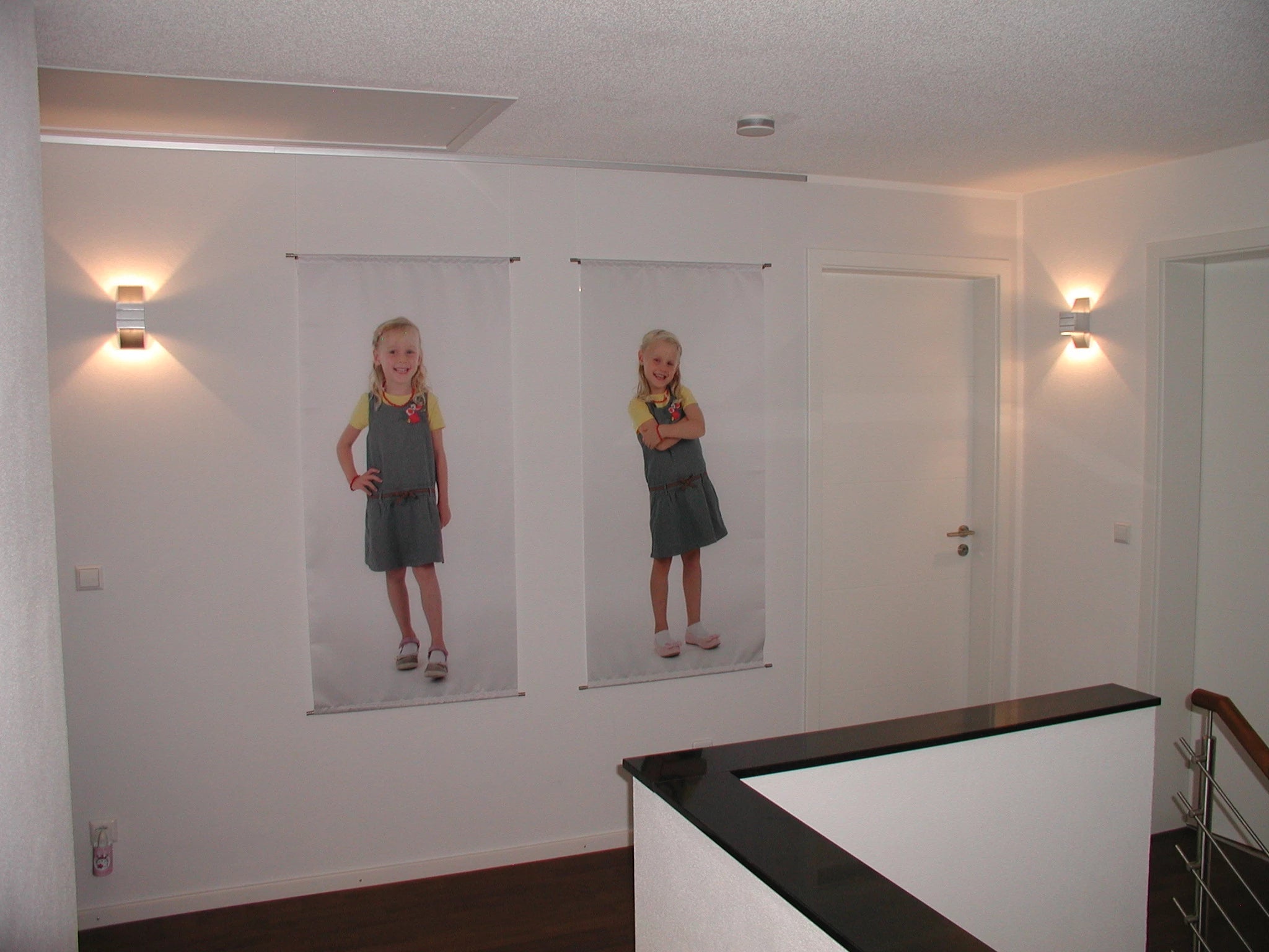 Foto-Schiebegardine an der Wand bedruckt mit Foto von einem Mädchen als Dekoration der Wand