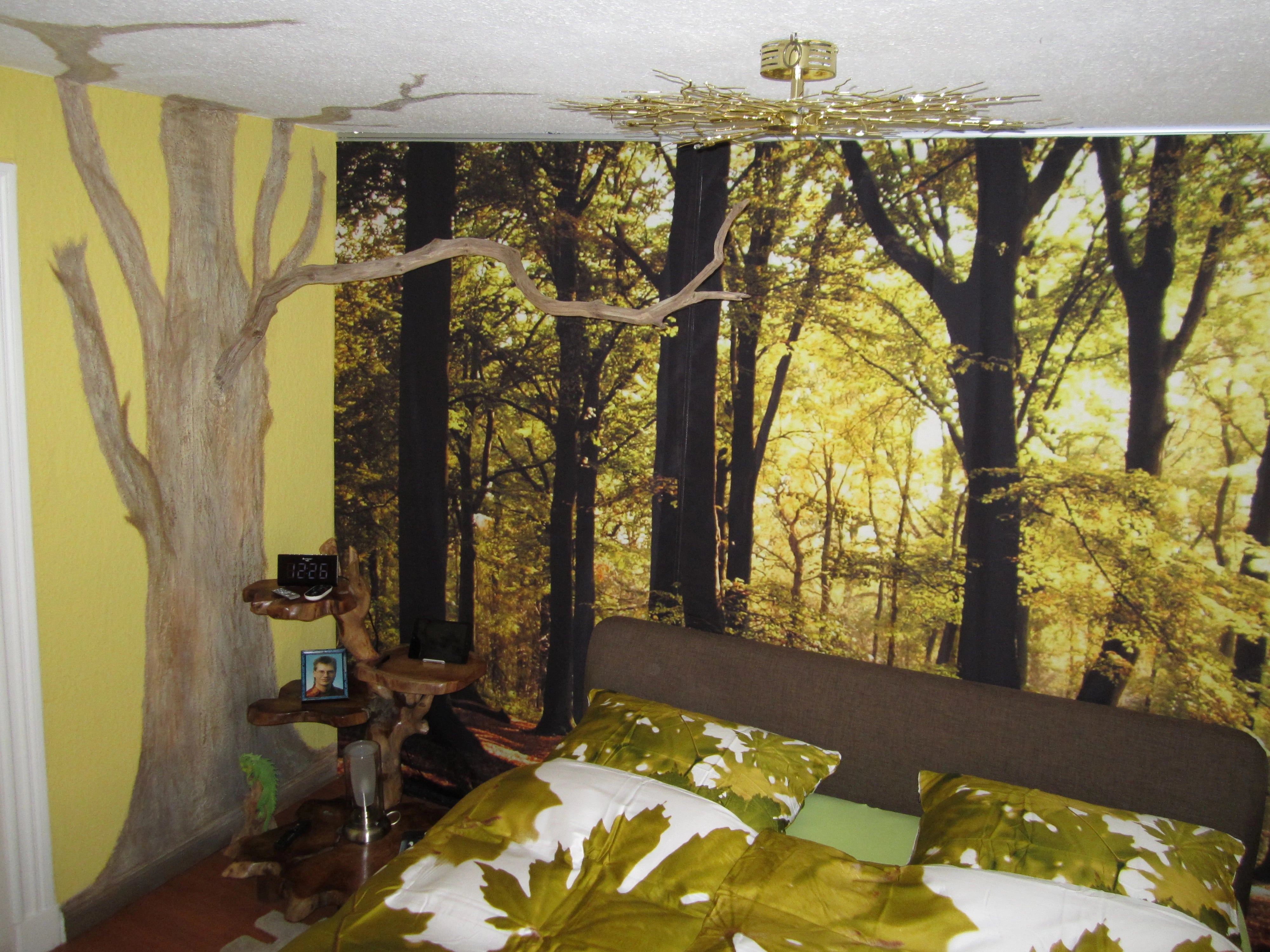 Waldmotiv auf Schiebevorhang im Schlafzimmer