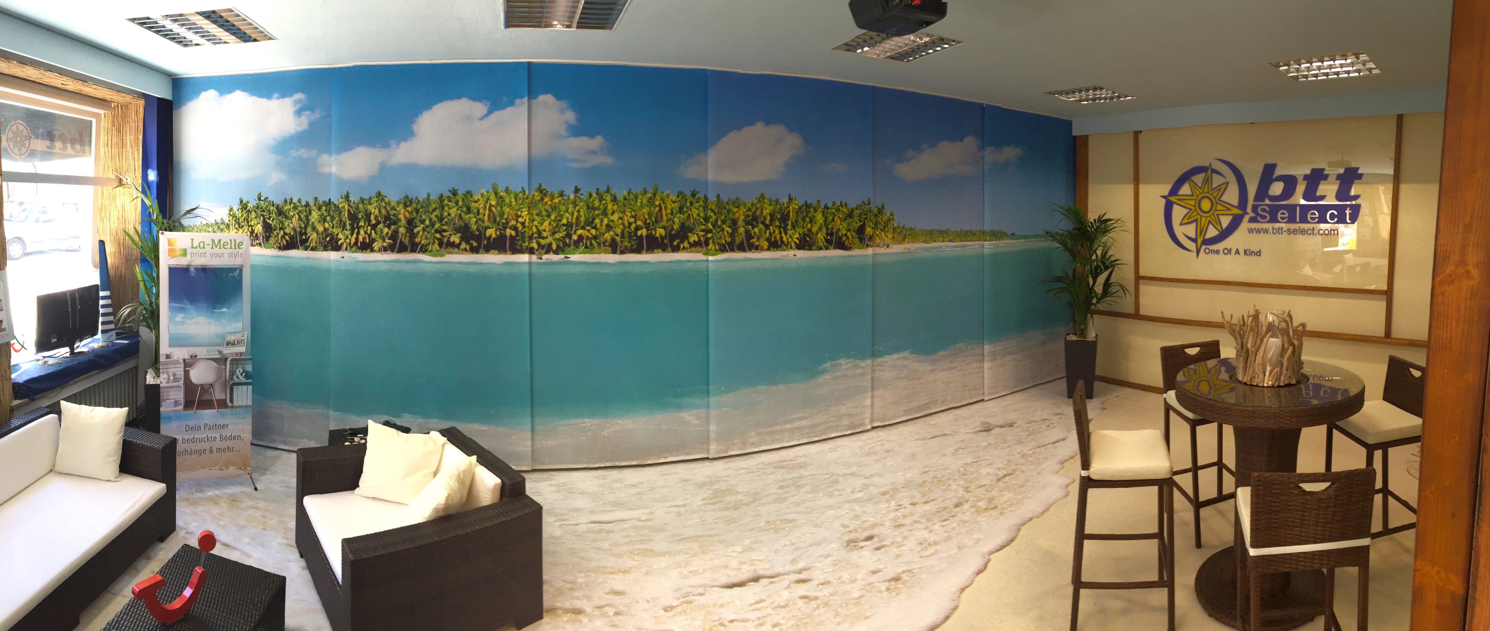 mit Foto-Teppich und Schiebevorhang mit Motiv eingerichtetes Reisebüro Motiv aus der Südsee fortlaufend bedruckt mit Palmen Strand und Meer