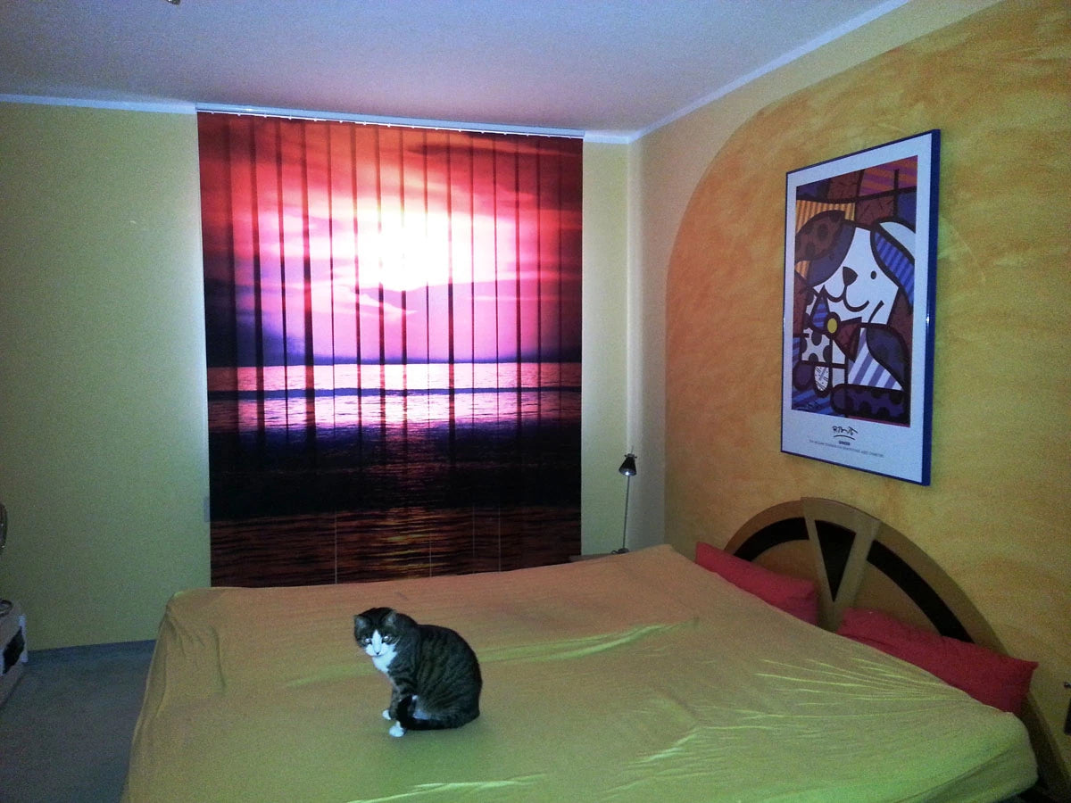 Sonnenuntergang am Meer aufgedruckt auf einem Foto-Lamellenvorhang im Schlafzimmer