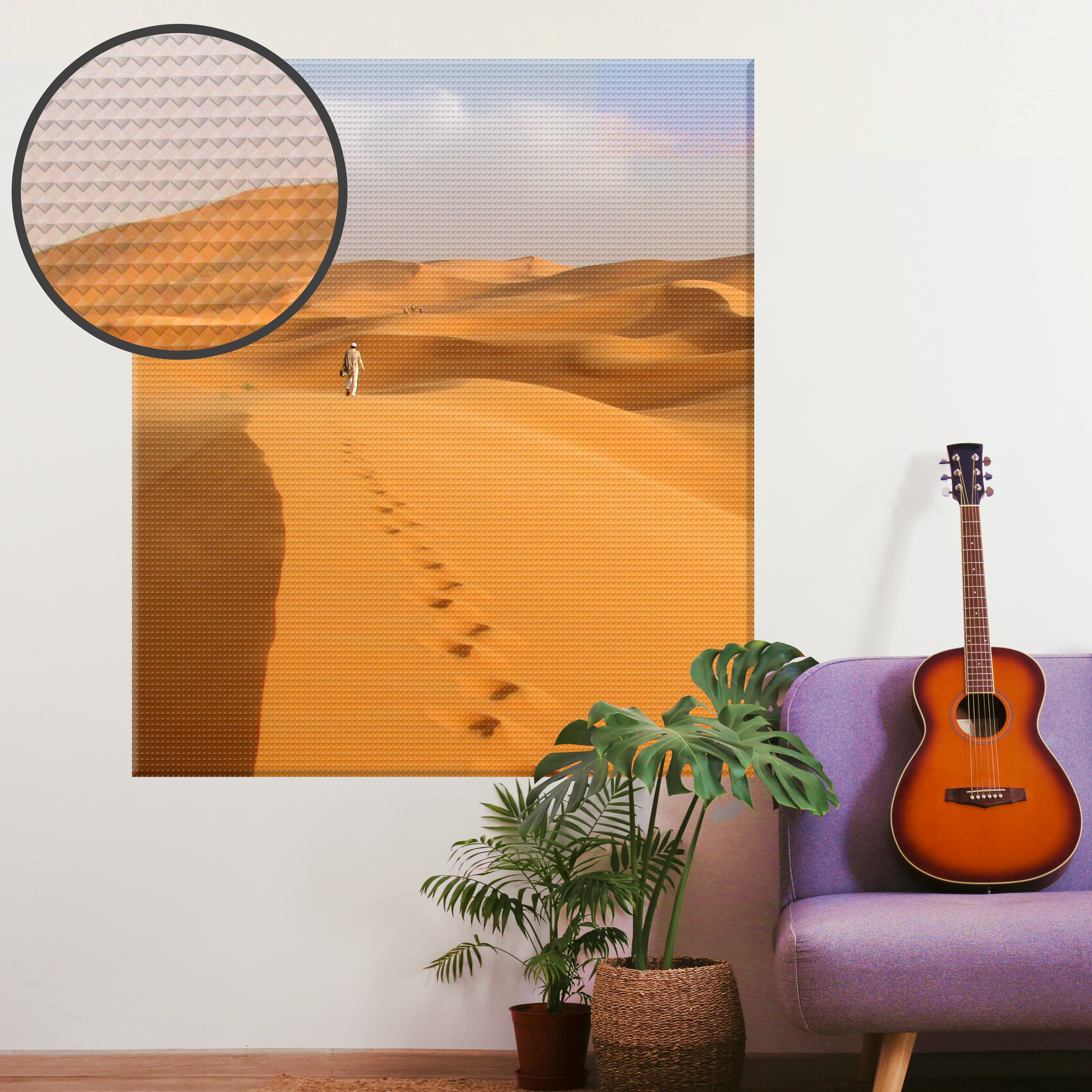 Ein Sofa, auf dem eine Gitarre liegt. An der Wand dahinter ein Bild mit Wüstenmotiv auf Akustikstoff
