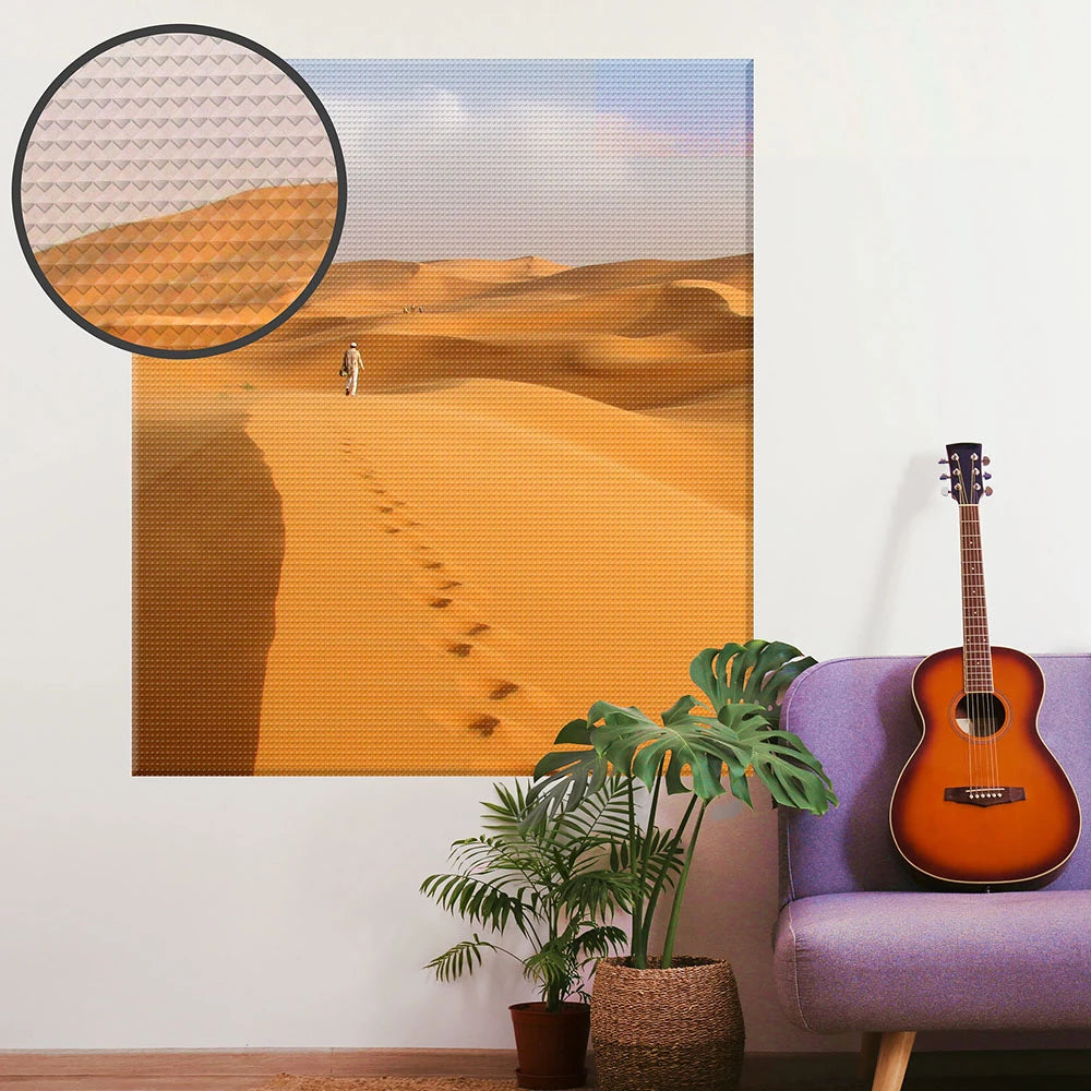 Akustikbild mit Wüstenmotiv an der Wand hinter einer Couch mit Gitarre
