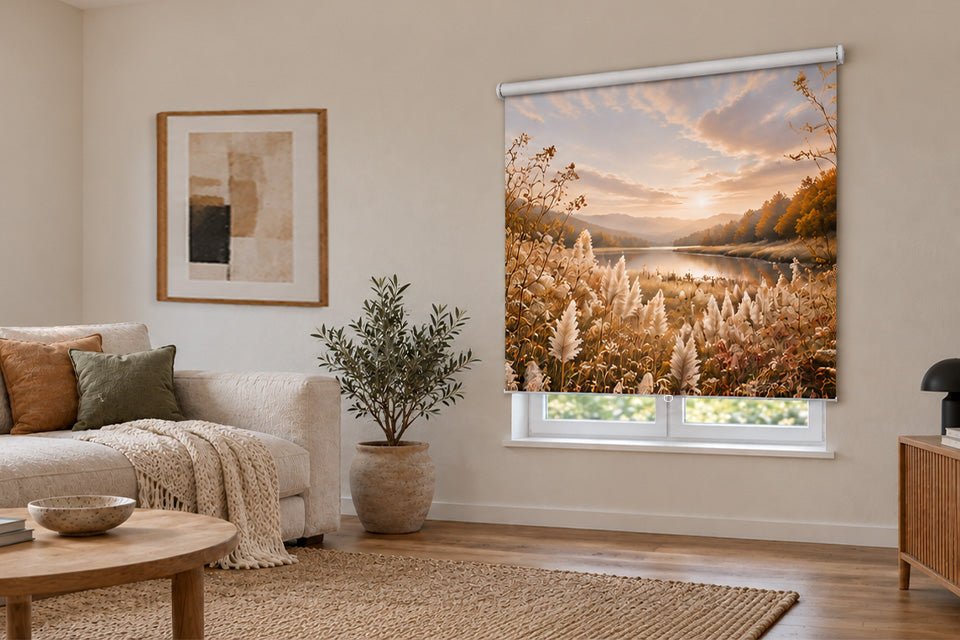 Springrollo mit individuellem Pampasgras- und Bergsee-Motiv im Wohnzimmer, gefertigt nach Maß von La-Melle
